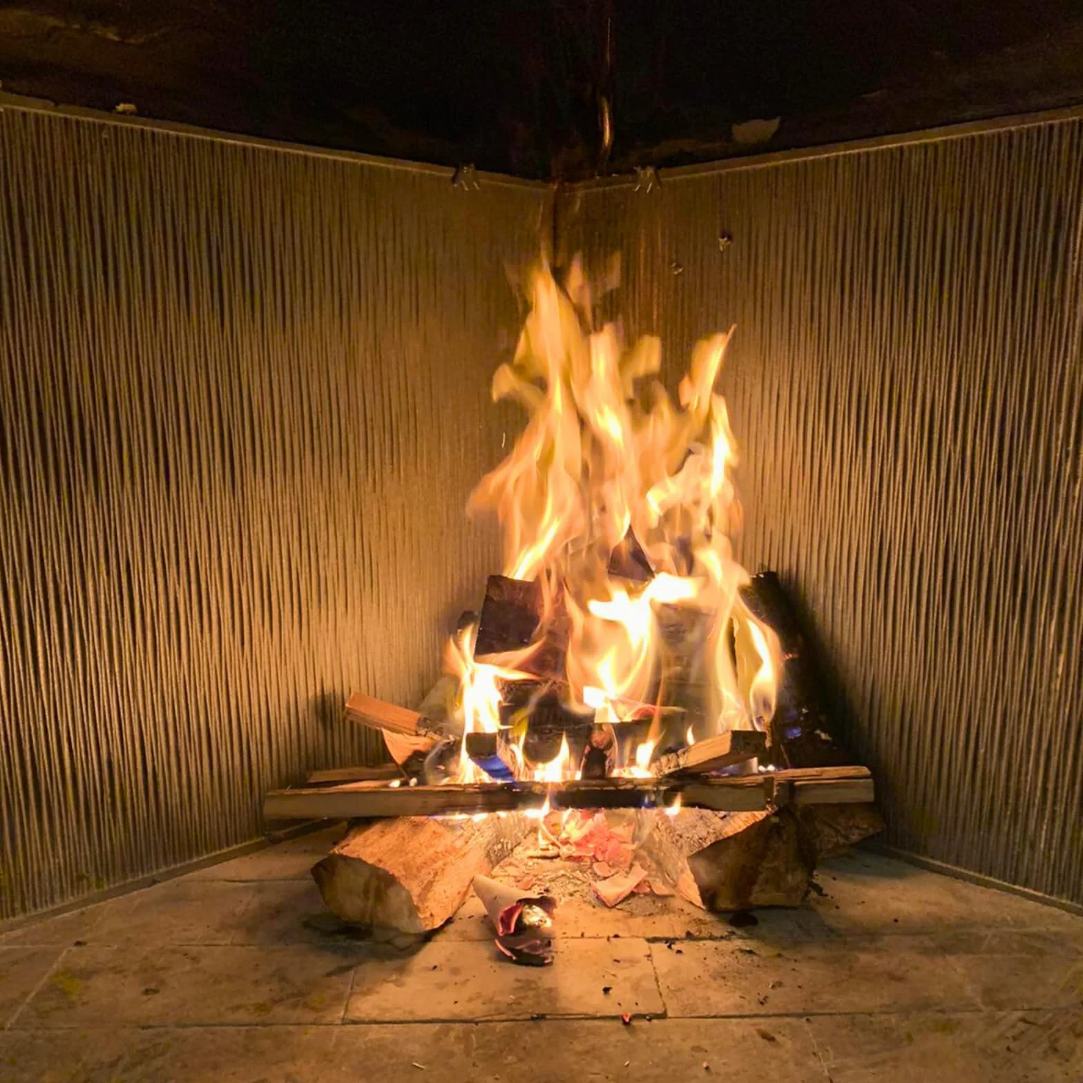 50 x 50 x 1 cm - Lastra per camino modello EDGE | Conserva e riflette il calore | Resistenza all'usura e corrosione | Installazione semplice | Piastra 100% Ghisa qualità LUNAWAY