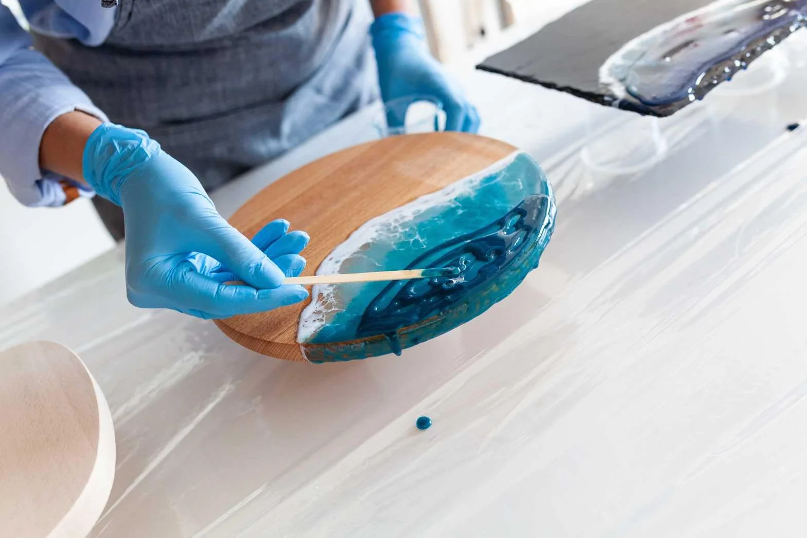 DIPOXY-2K-700 - Resina epossidica da 10,5 kg + indurente + guanti, resina per laminazione EP di qualità professionale, trasparente e inodore, per legno, tavolo, pavimento, acquario, terra, stampi in