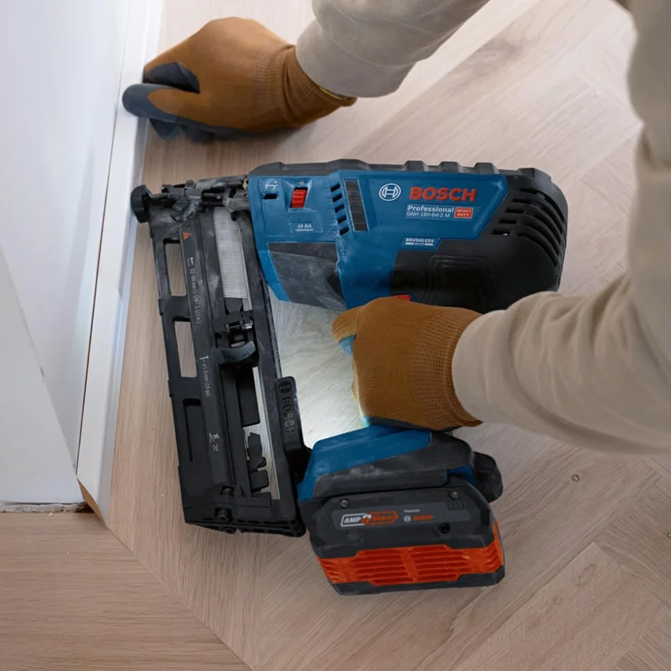Bosch Professional 18V System Chiodatrice legno GNH 18V-64-2 M (azion.sing./a contatto,idonea per i seguenti chiodi: 32–64 mm, 16 GA (1,6 mm) e angolo caricatore da 20°, senza batt./caricabatt.)