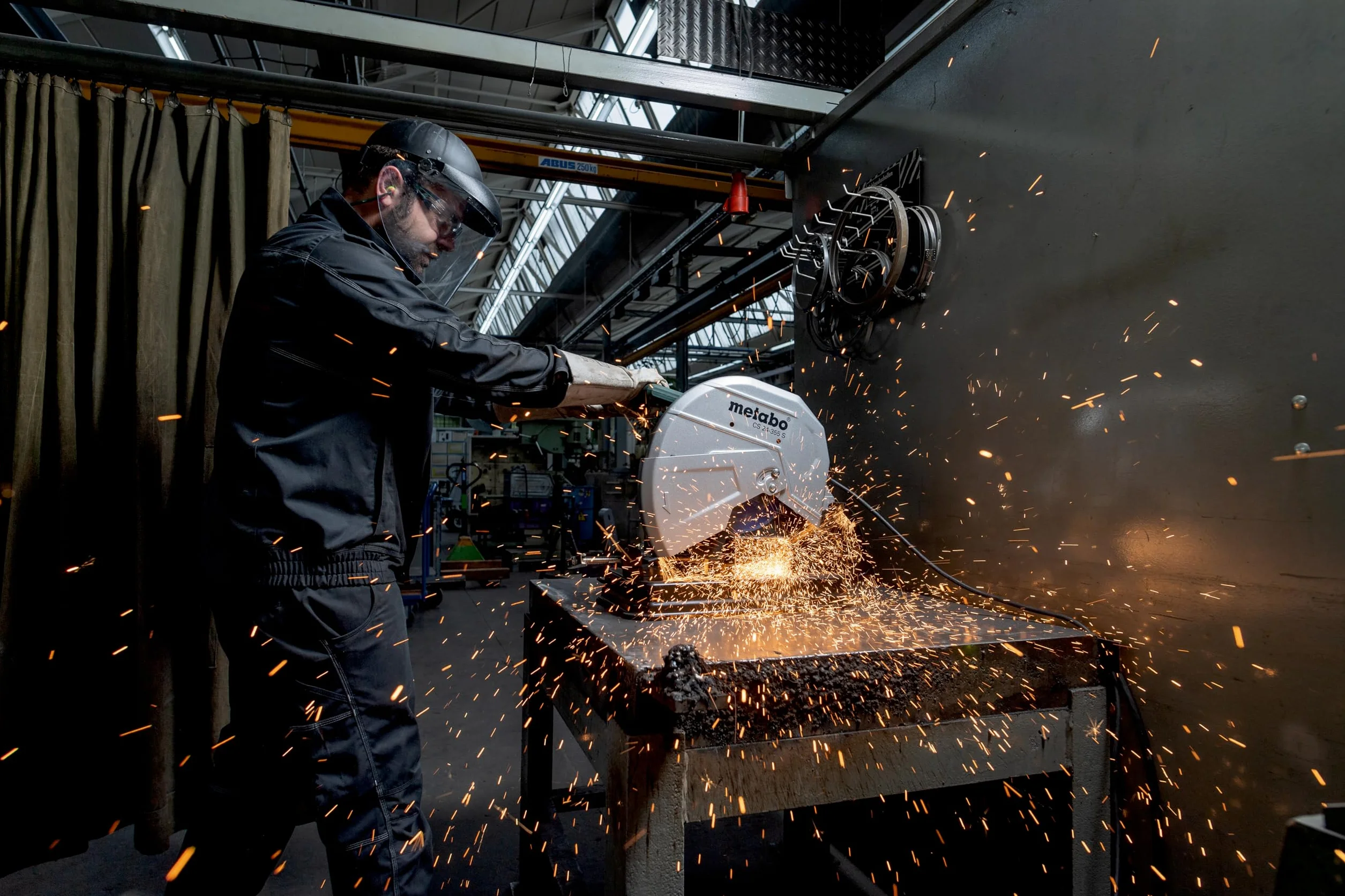 Metabo troncatrice per metallo CS 22-355 – 601786000 – Per il taglio di profili, tubi e barre in acciaio, metalli non ferrosi, ferro e ghisa – Cavo da 4 m