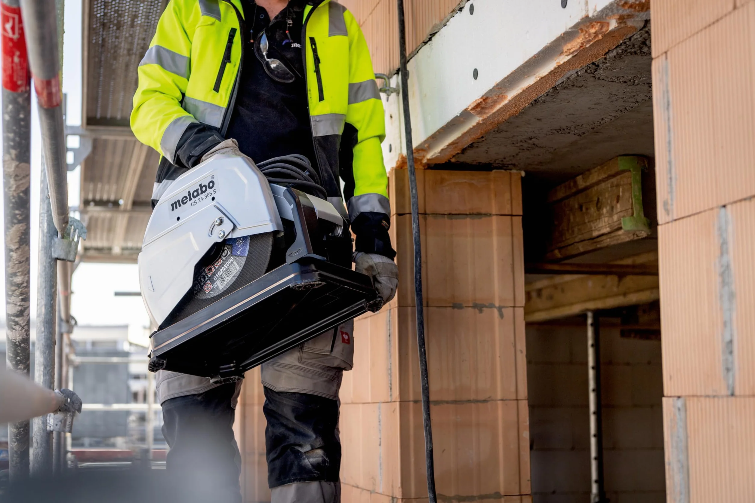 Metabo troncatrice per metallo CS 22-355 – 601786000 – Per il taglio di profili, tubi e barre in acciaio, metalli non ferrosi, ferro e ghisa – Cavo da 4 m