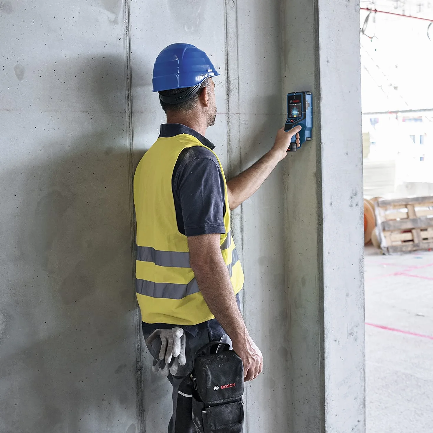Bosch Professional Wall Scanner D-tect 200 C (rilevamento di cavi non/sotto tensione, metallo, tubi di plastica, montanti in legno e cavità, cavo USB-C™, 4 batterie AA, borsa protettiva)