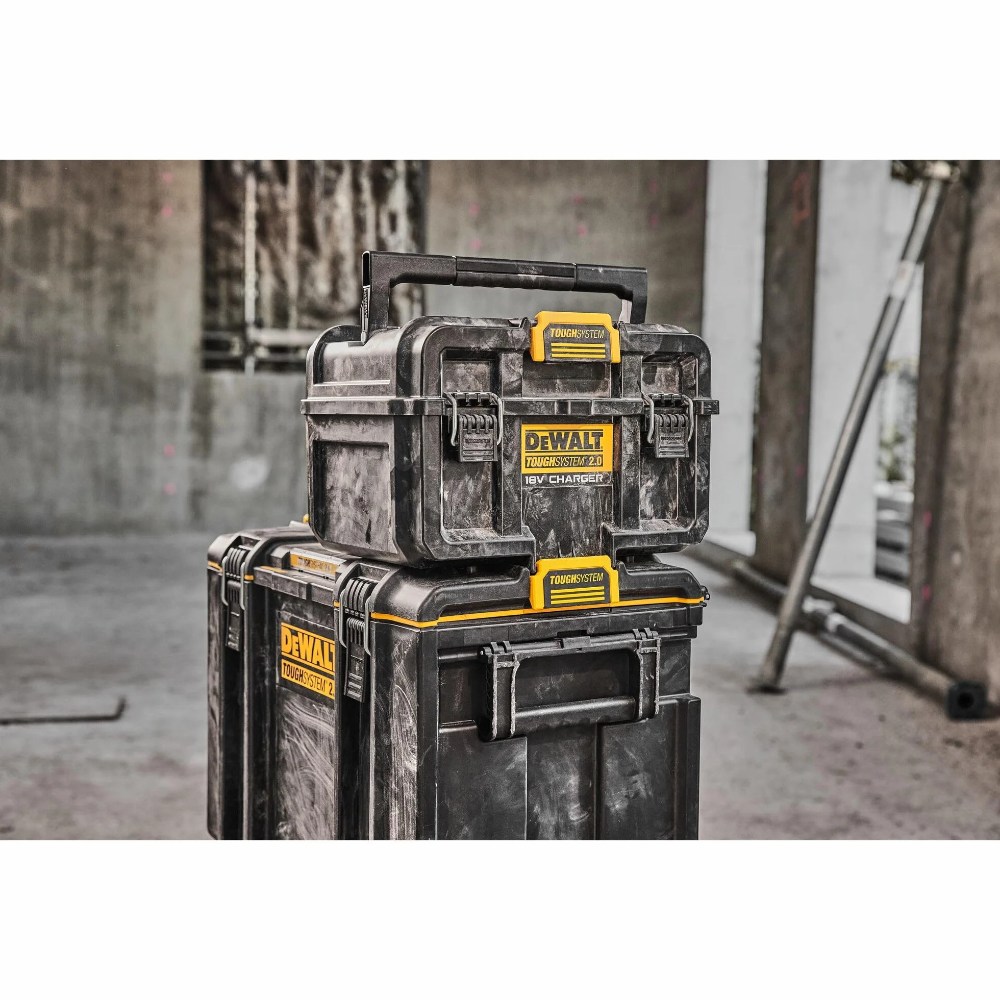 Dewalt Dwst83471-Qw 1/2 Tough System 2.0, Doppio Caricabatteria 4A con Carica Simultanea per Batteria Xr 18V, Flexvolt, Ventola Interna per Dissipazione Calore Quando Chiusa