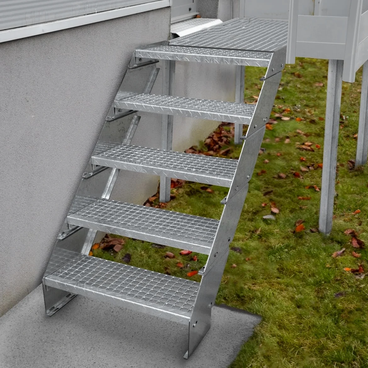 Scala in metallo a 8 livelli regolabile in altezza 90 cm di larghezza Acciaio zincato argento 8 gradini regolabili Griglia resistente alle intemperie Spessore asta 5 mm Kit di fissaggio GRATUITO