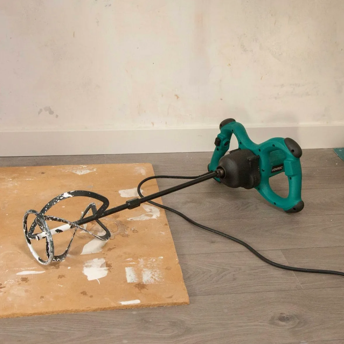 VONROC Miscelatore per malta cemento vernice e calcestruzzo 1800 W - 2 velocità - Avvio graduale (Soft start) - Cavo in gomma da 3 M - Frusta 140x600 mm incluso