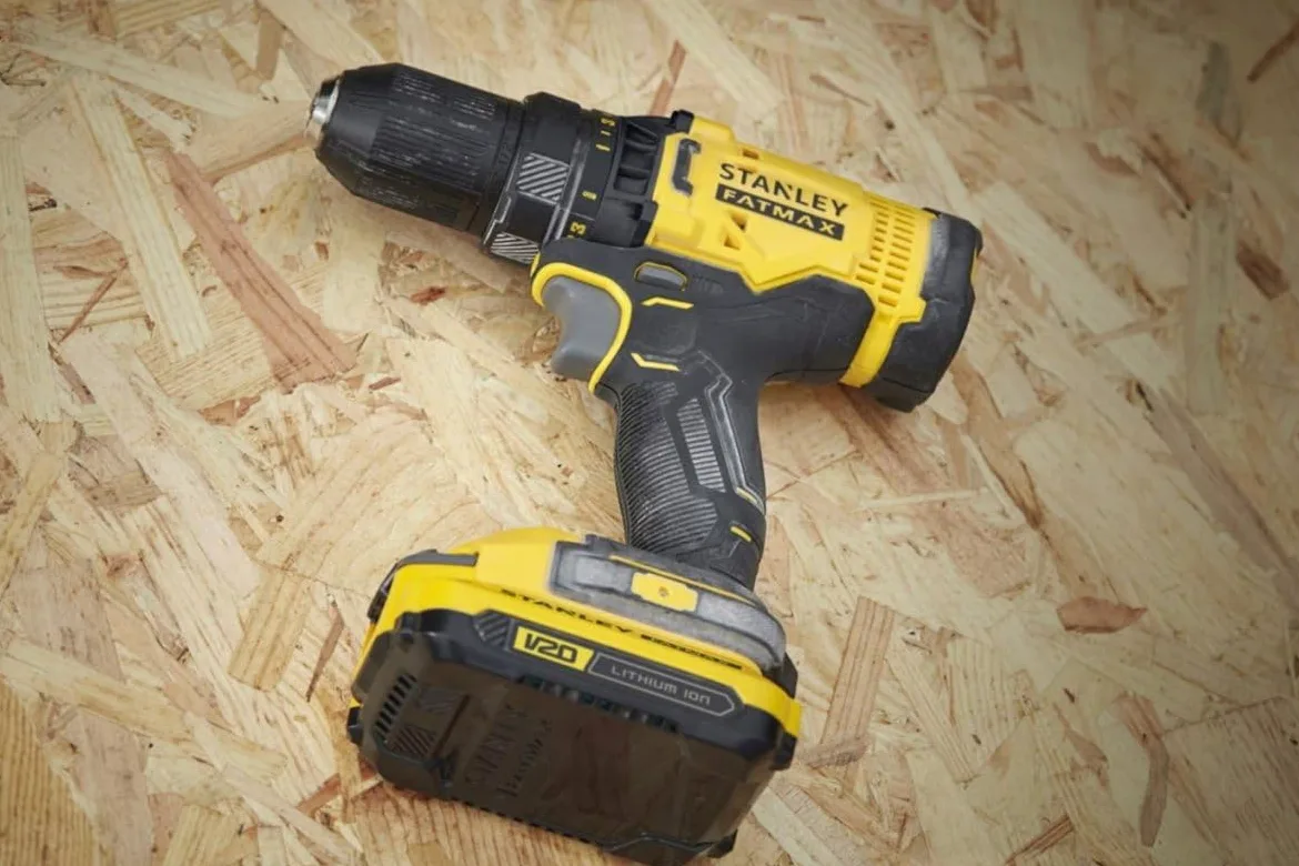 Stanley FatMax V20 Trapano Avvitatore 18V con 2 Batterie Litio 2Ah Con 100 Accessori SFMCD700D2A-QW