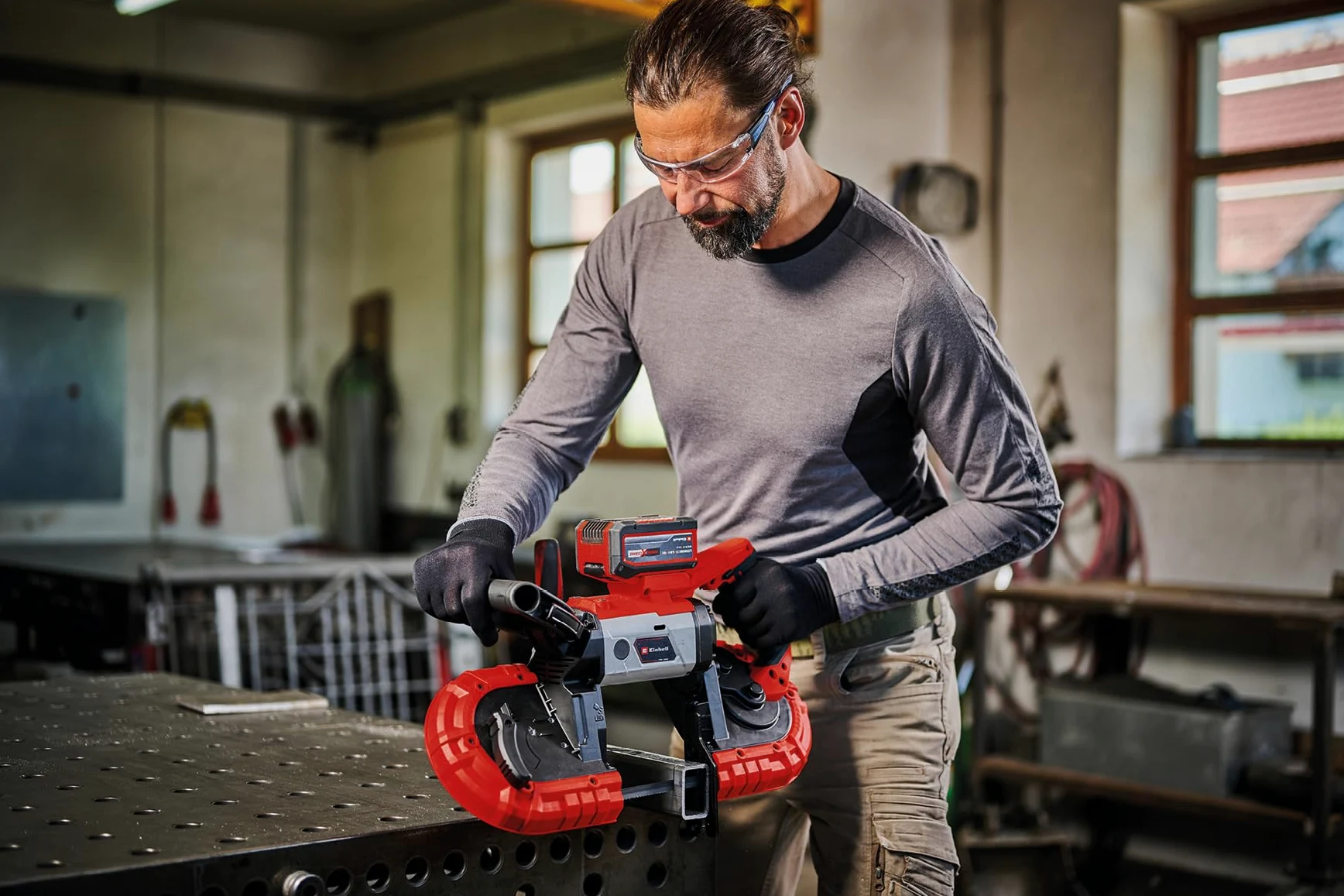 Einhell sega a nastro a batteria TE-MB 18/127 Li-Solo Power X-Change (18 V, altezza di taglio 115 mm, larghezza di taglio 127 mm, luce LED, incl. 2 lame sega a nastro per metallo, senza batteria)