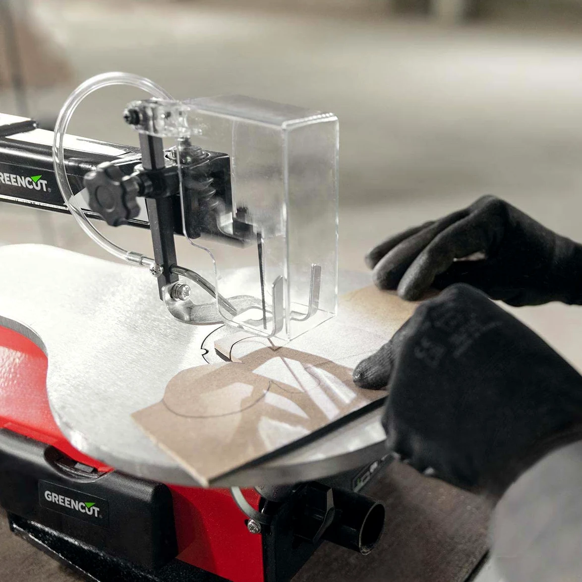 GREENCUT SRM120C - Sega elettrica da traforo da 120W a velocità variabile da 400 a 1650 giri/minuto, lunghezza lama 133 mm, strumento per l'officina e la casa, protezione lama retrattile