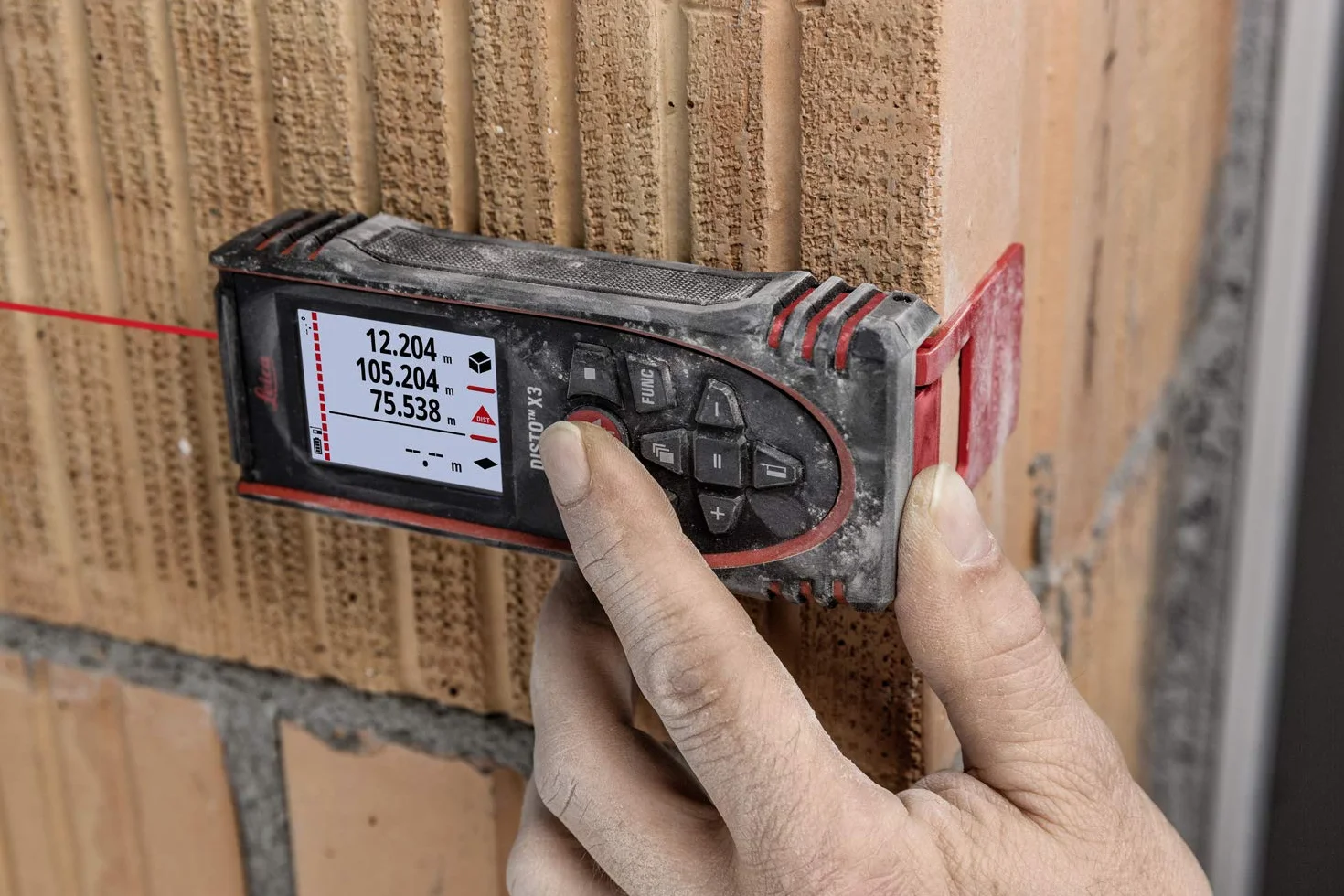 Leica DISTO X3 – robusto metro laser (grado di protezione IP65) con Bluetooth (associazione tramite app) per le misure della distanza nelle condizioni difficili (utilizzabile negli ambienti interni)