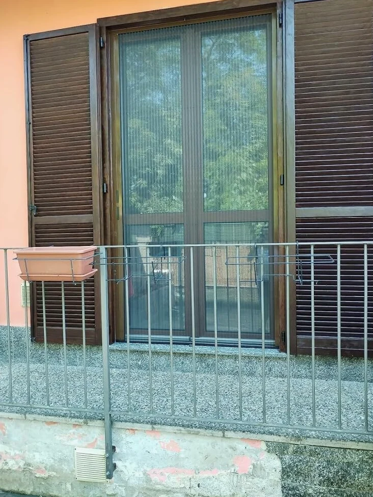 Zanzariera Laterale Plisse Porta Finestra Scorrevole in Kit Fai da Te Avvolgibile Riducibile Max 25cm Alluminio Verniciato Accessori Inclusi Bianco o Marrone Varie Misure Mini Plisse