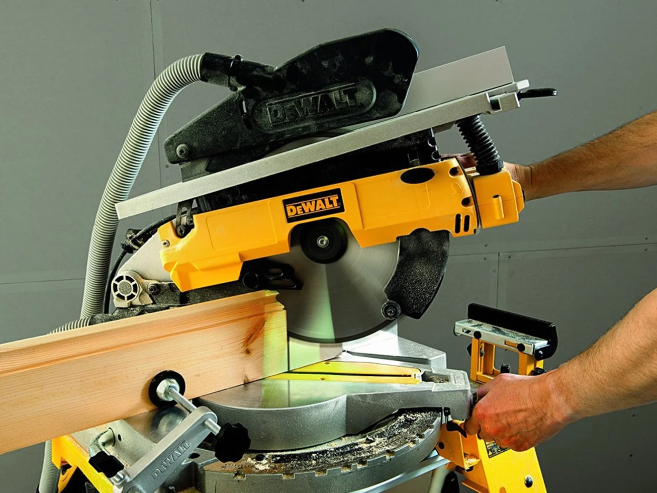 DEWALT troncatrice pianetto 305mm 1600W, D27113-QS