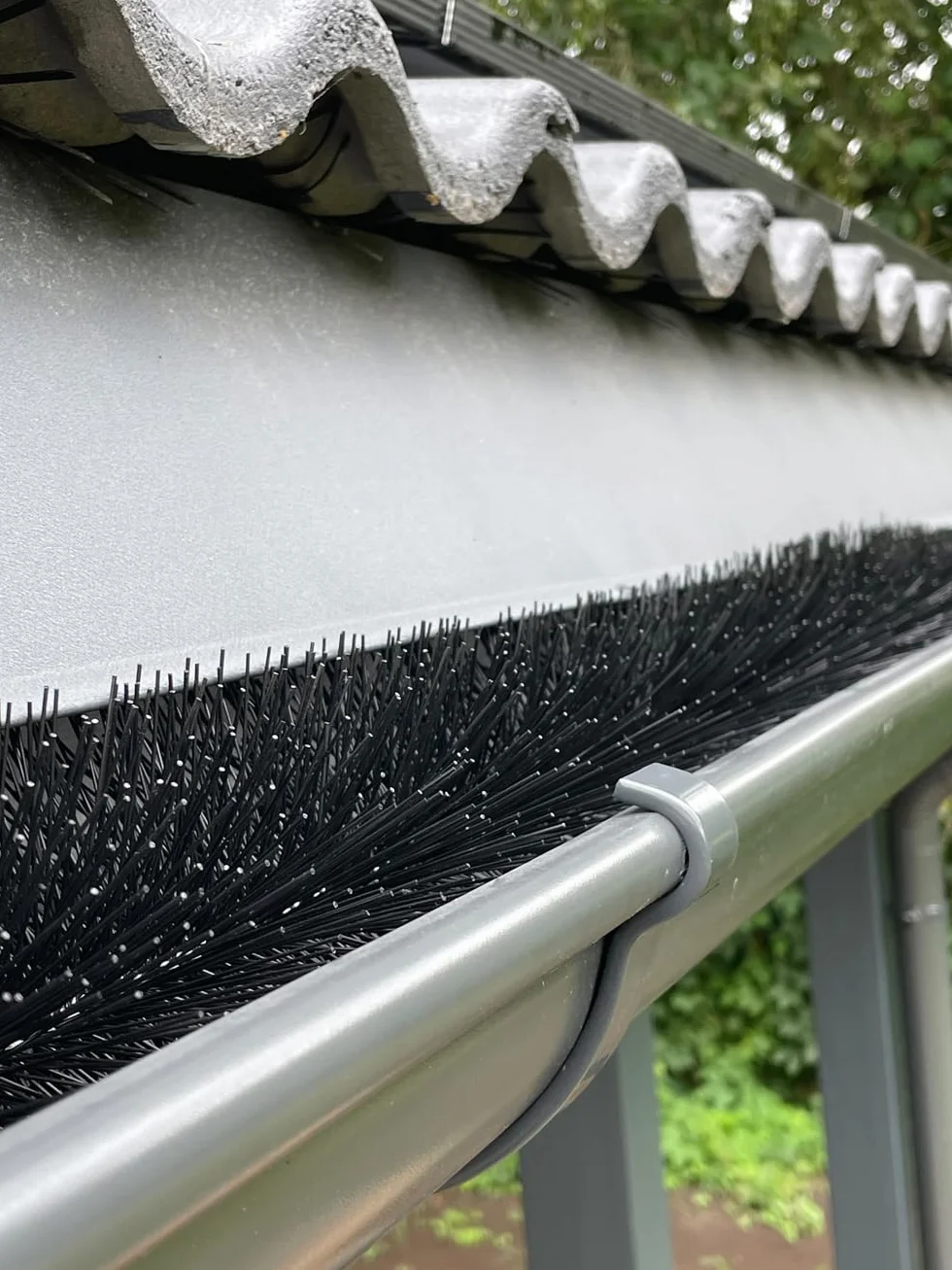 Spazzola per grondaia 12 m 110-120 cm Ø 19 cm 10 Pezzi | Resistente ai raggi UV | Protezione fogliare | Installazione semplice | protezione del pannello solare (Filo zincato)