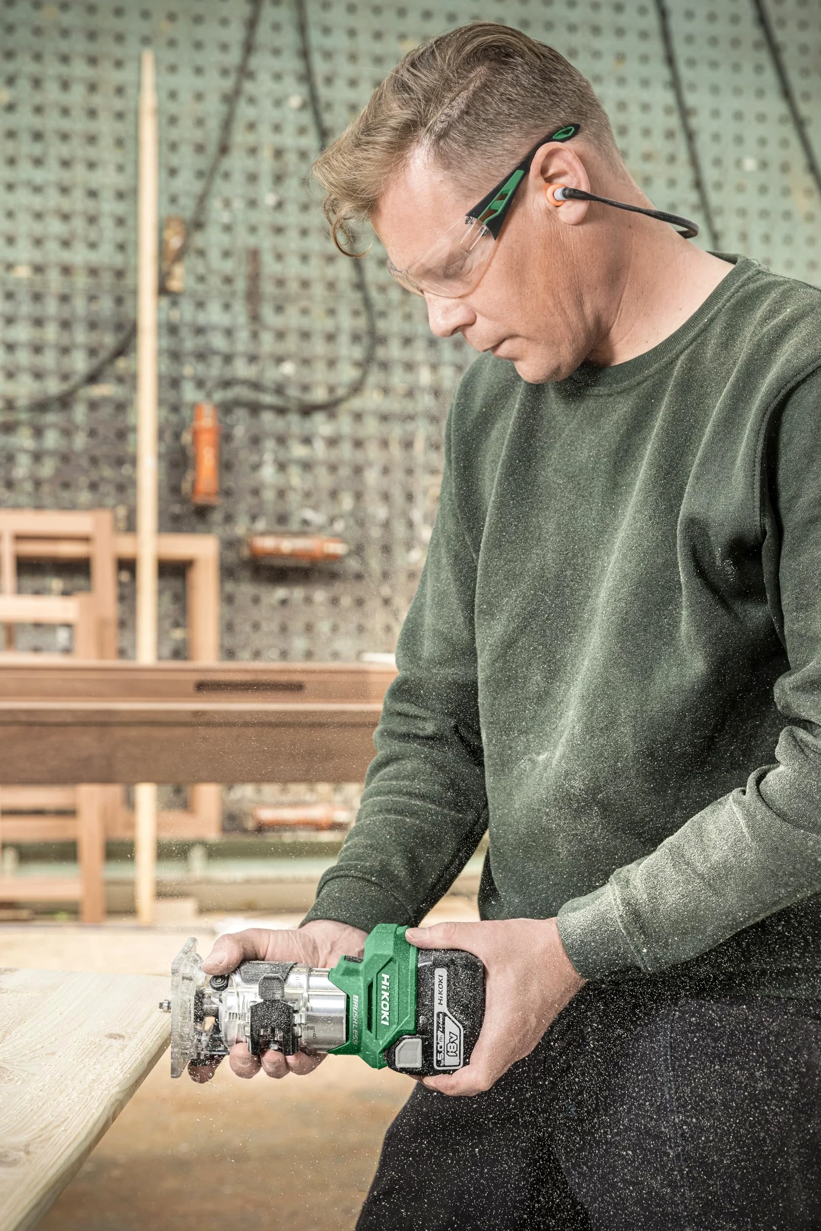HiKOKI Fresatrice a Batteria - 18 V, Li-Ion, Pinza 6/8 mm, Profondità di Immersione 40 mm, Brushless - Con Accessori e Valigetta - Senza Batteria/Caricabatterie