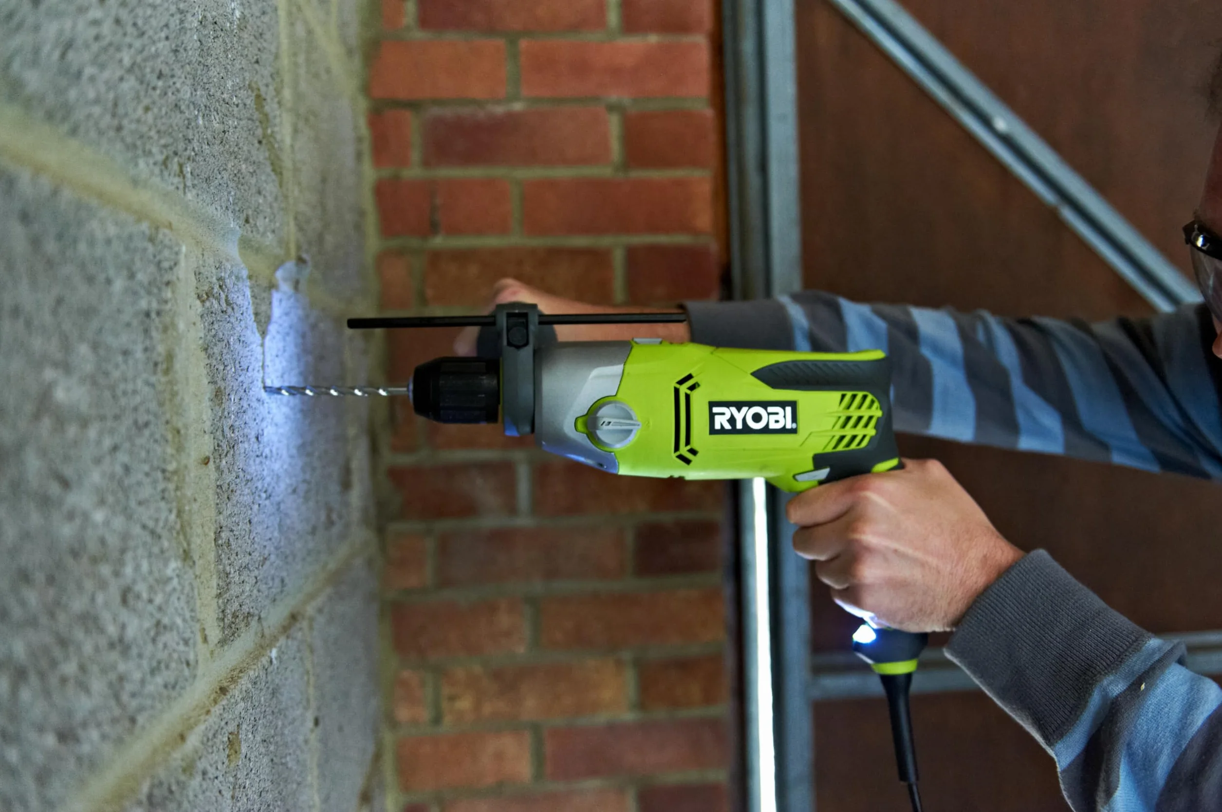 Ryobi Trapano a Percussione Elettrico 1200W, Mandrino Autoserrante 13 mm, 2 Velocità, Reversibile, per Legno Metallo e Muratura, Impugnatura Ausiliaria, Luce LED, Asta di Profondità, RPD1200-K