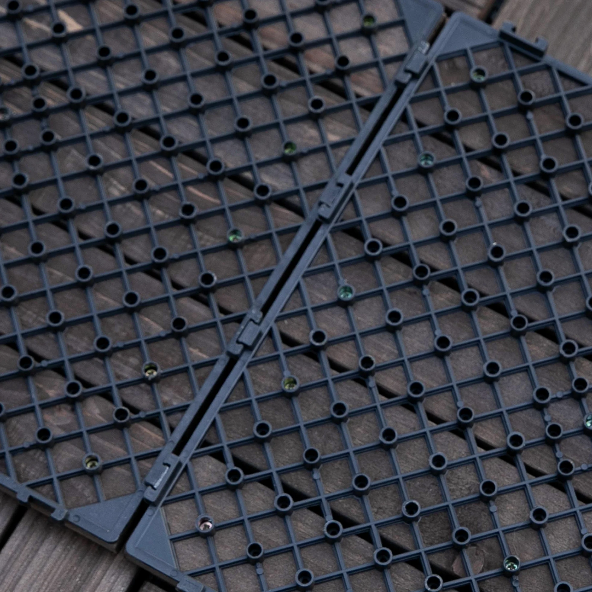 Outsunny Piastrelle per Esterni Pavimento da Giardino in Legno, Set da 27 Pezzi, 2.5m², Montaggio a Incastro, 30x30cm, Nero