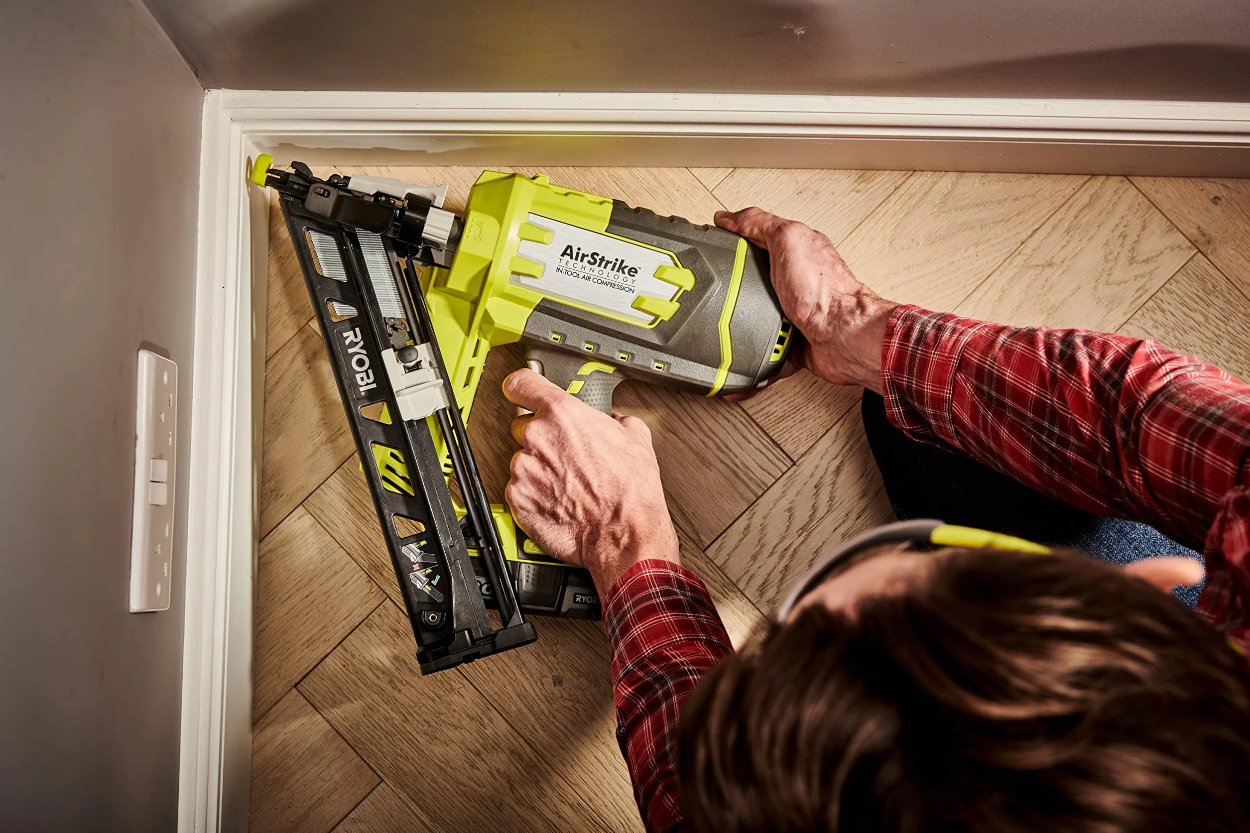 Ryobi R15GN18-0, Groppinatrice Angolata 18V 15GA, Batteria 18V ONE+ Non Inclusa, Compatibile con Groppini Angolati 15GA da 24 a 64mm, con Pulsante LED di Attivazione Incluso