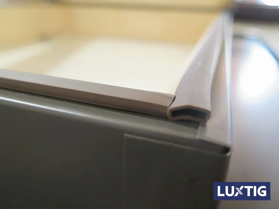 Lucernario per Tetto Finestra Mansarda Skylight Legno Alluminio a Vasistas - Doppio Vetro - Isolamento - Permette anche Fisicamente di uscire dal Lucernario - Dimensioni Misure cm 55X98