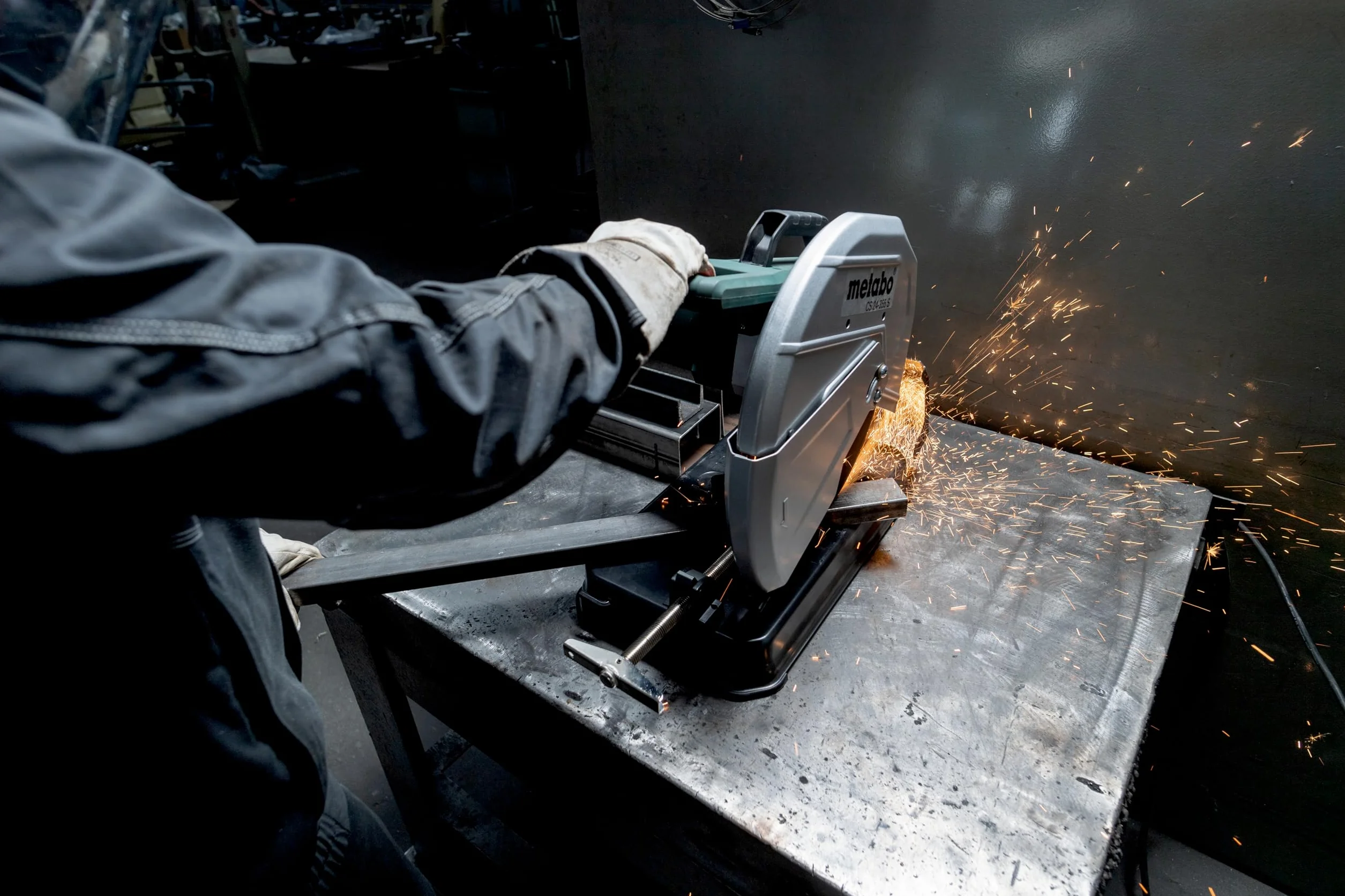 Metabo troncatrice per metallo CS 22-355 – 601786000 – Per il taglio di profili, tubi e barre in acciaio, metalli non ferrosi, ferro e ghisa – Cavo da 4 m