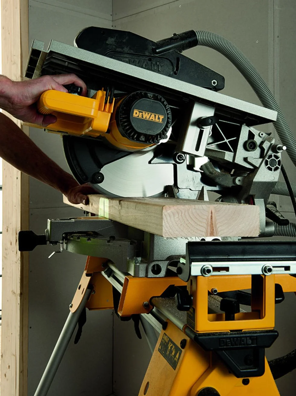 DEWALT troncatrice pianetto 305mm 1600W, D27113-QS