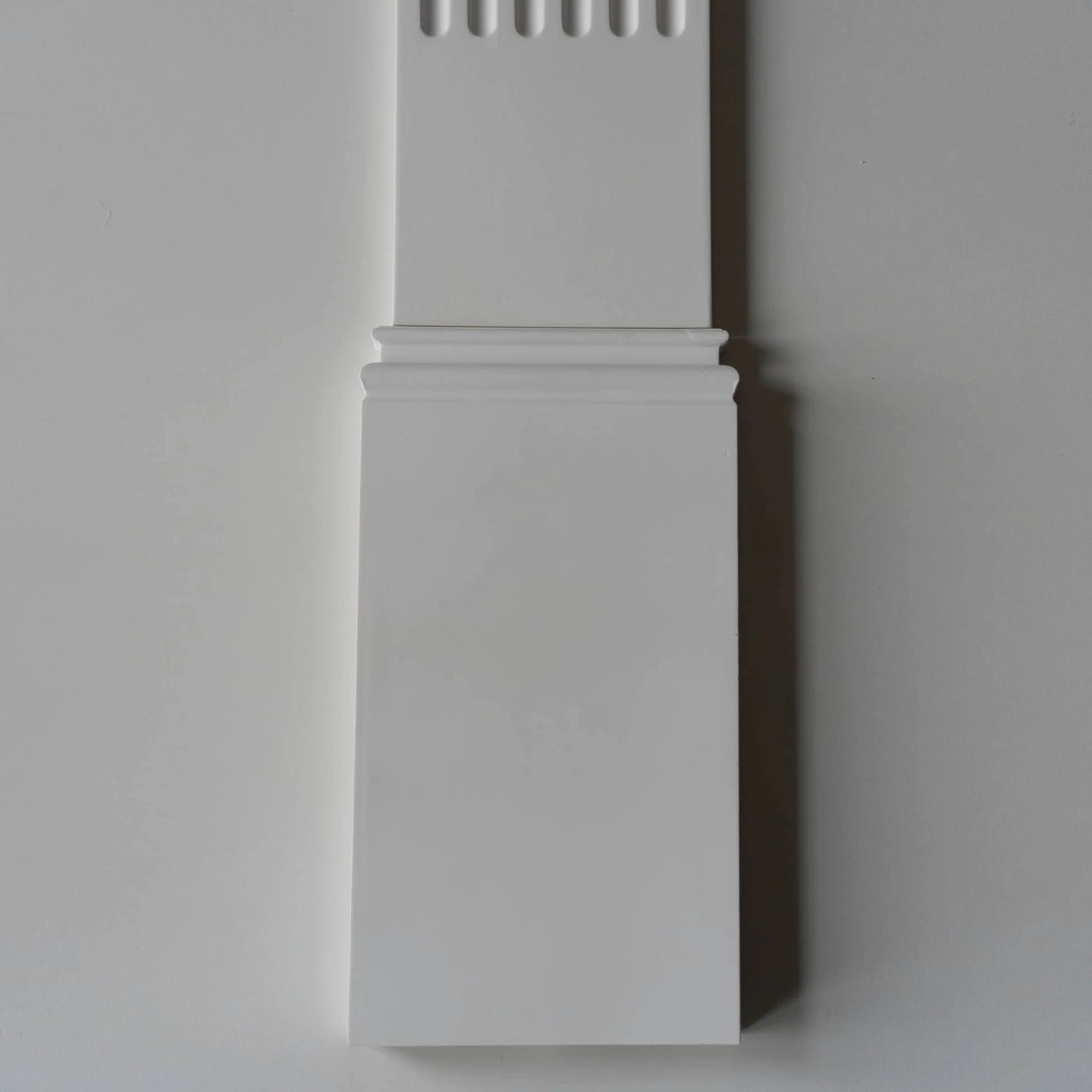 Lesena decorativa in stile corinzio a parete, pilastro colonna romana, greca, in poliuretano rigido (meglio del polistirolo). Base, Fusto scanalato e Capitello corinzio. Altezza totale 254cm