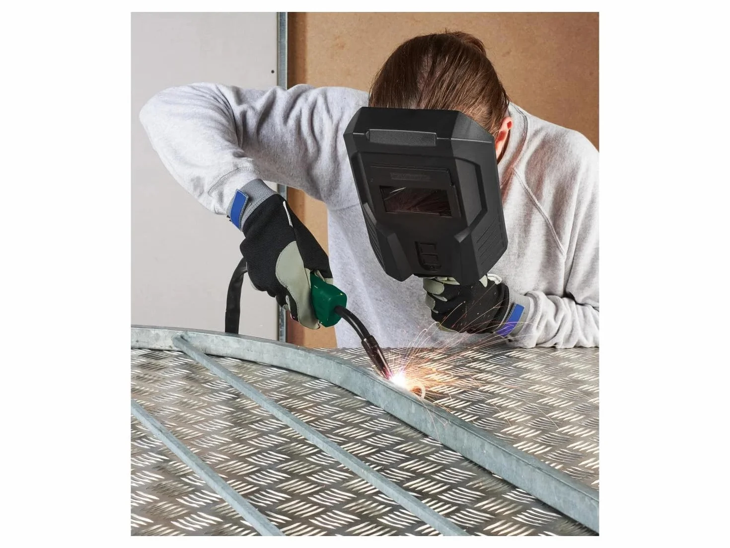 Offerta FITNMORE per saldatrice inverter a filo animato PARKSIDE PIFDS 120 con accessori, portachiavi apribottiglie HEADNMORE, matita da carpentiere HEADNMORE e calze da lavoro PARKSIDE