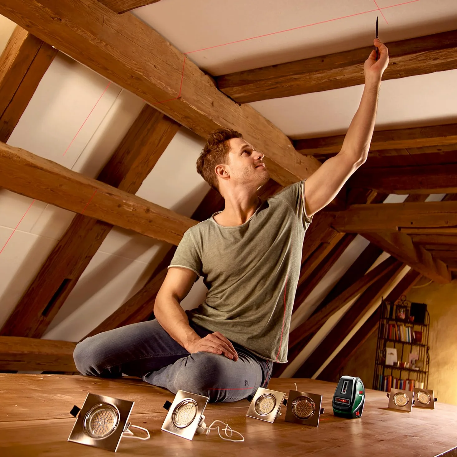 Bosch livella laser multifunzione UniversalLevel 3 (3 linee laser incl. linea verticale a 90° per ulteriore croce sul soffitto e punto a piombo inferiore per allineamenti precisi, in cartone)