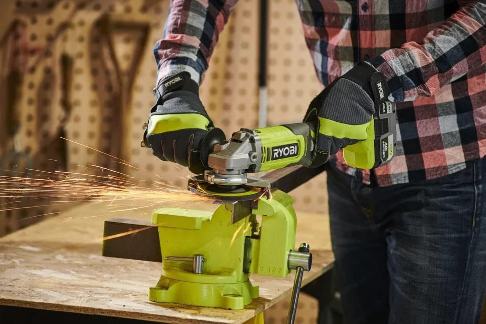 Ryobi RC18120-140XG, Kit Batteria al Litio 18V One+ 4.0Ah e Caricabatteria Rapido 2.0A, Batteria di Lunga Durata con 4 Indicatori dello Stato di Carica, Tecnologia IntelliCell, Fai da Te