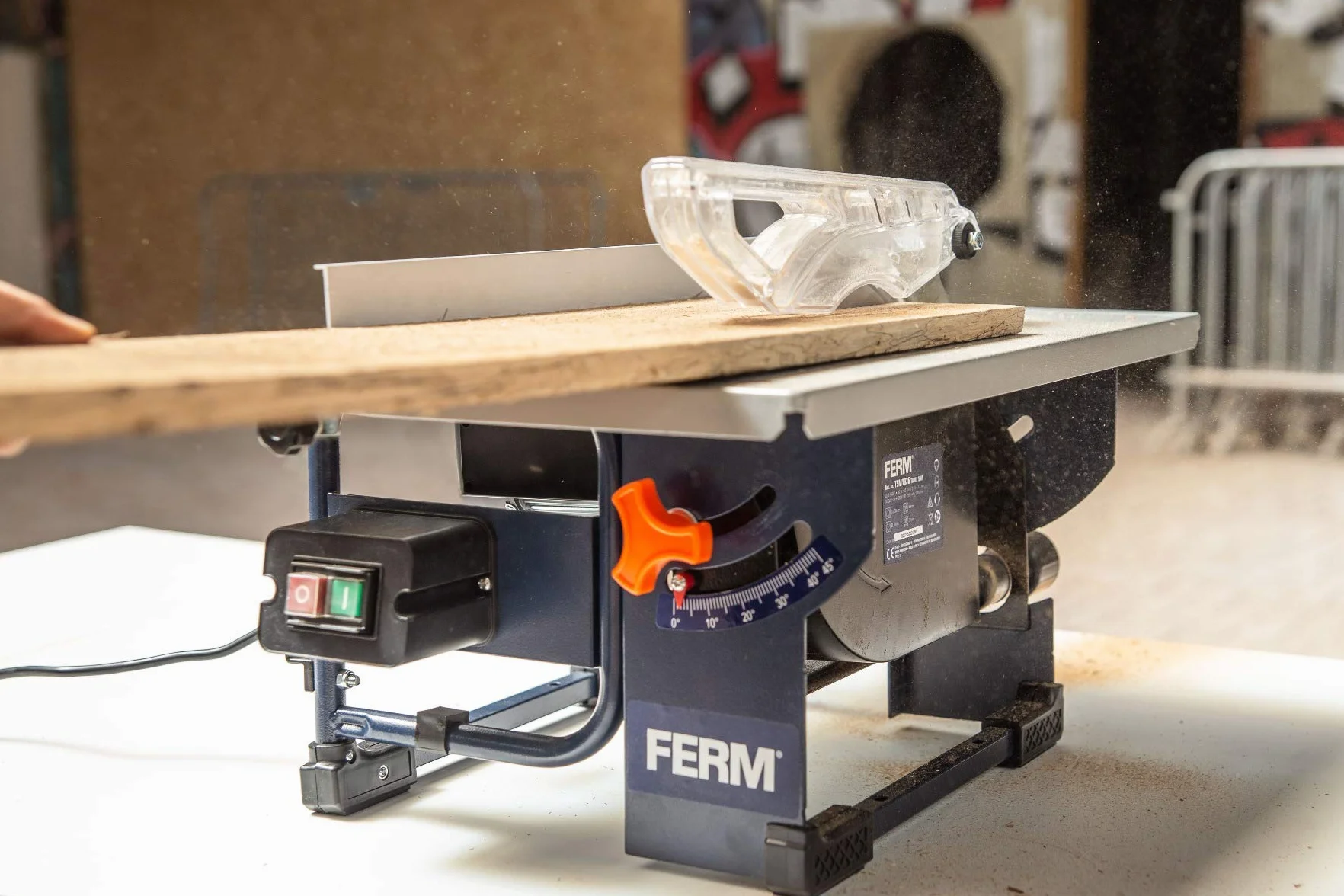 FERM Sega da Tavolo 800W. Include Lama per Sega ø 200 mm 24 denti, guida parallela, chiave inglese e collegamento aspirapolvere