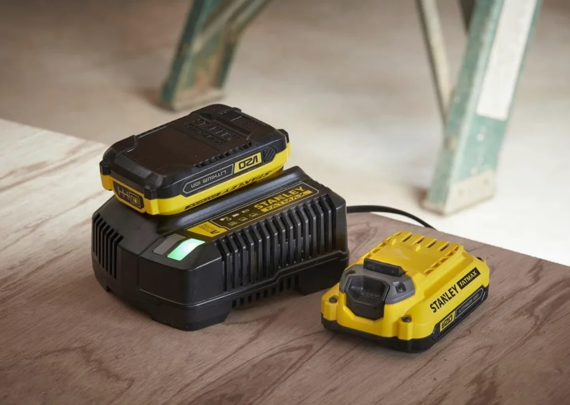 Stanley FatMax V20 Trapano Avvitatore 18V con 2 Batterie Litio 2Ah Con 100 Accessori SFMCD700D2A-QW
