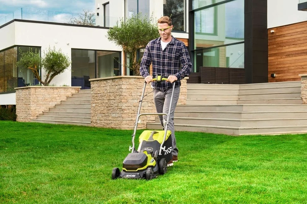 Ryobi RC18120-140XG, Kit Batteria al Litio 18V One+ 4.0Ah e Caricabatteria Rapido 2.0A, Batteria di Lunga Durata con 4 Indicatori dello Stato di Carica, Tecnologia IntelliCell, Fai da Te