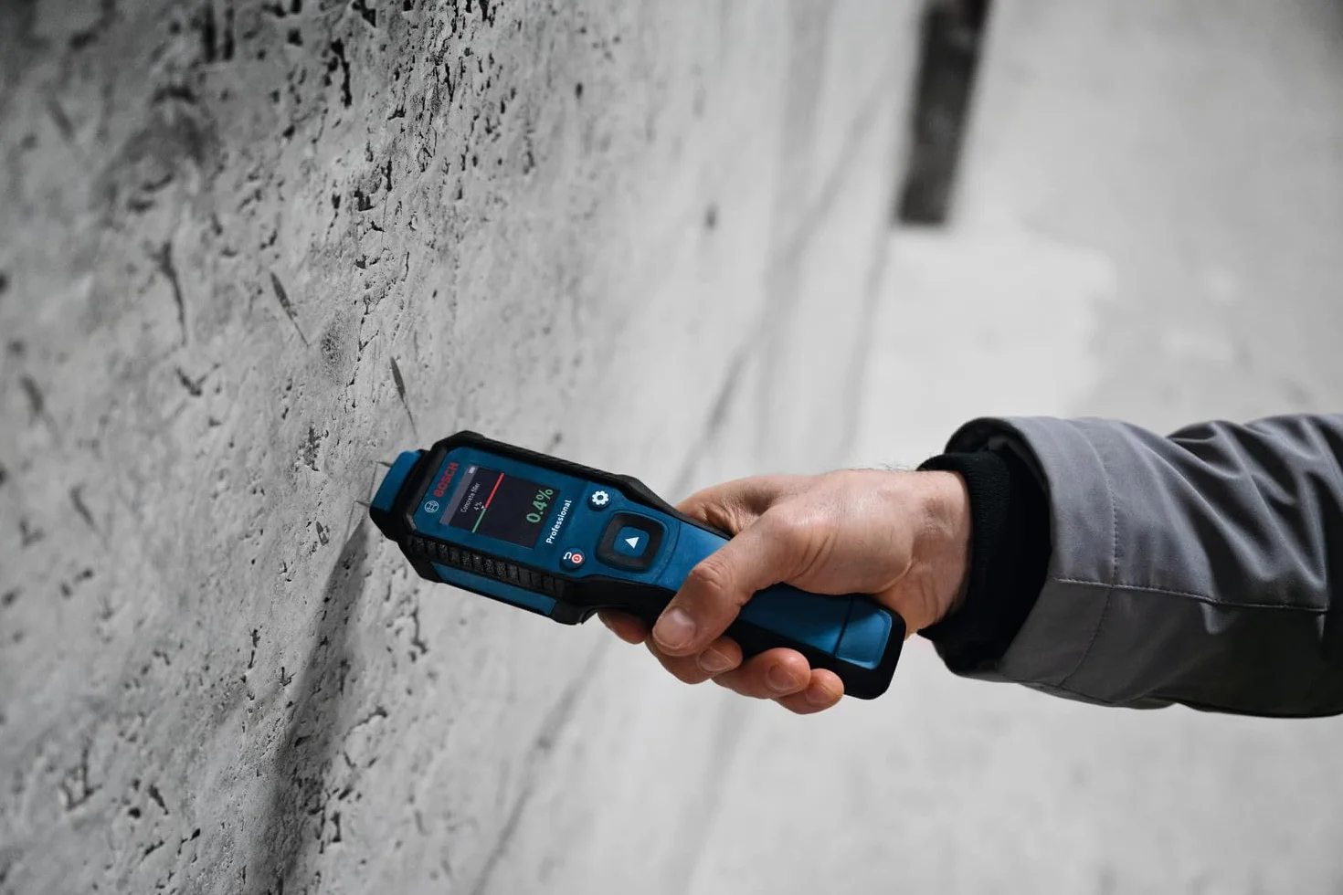 Bosch Professional Igrometro GMP 1-13 (con pin di misurazione, misura 37 tipi di legno e 10 materiali da costruzione, protezione IP65, LCD ad alto contrasto, 2 batterie AA, custodia)
