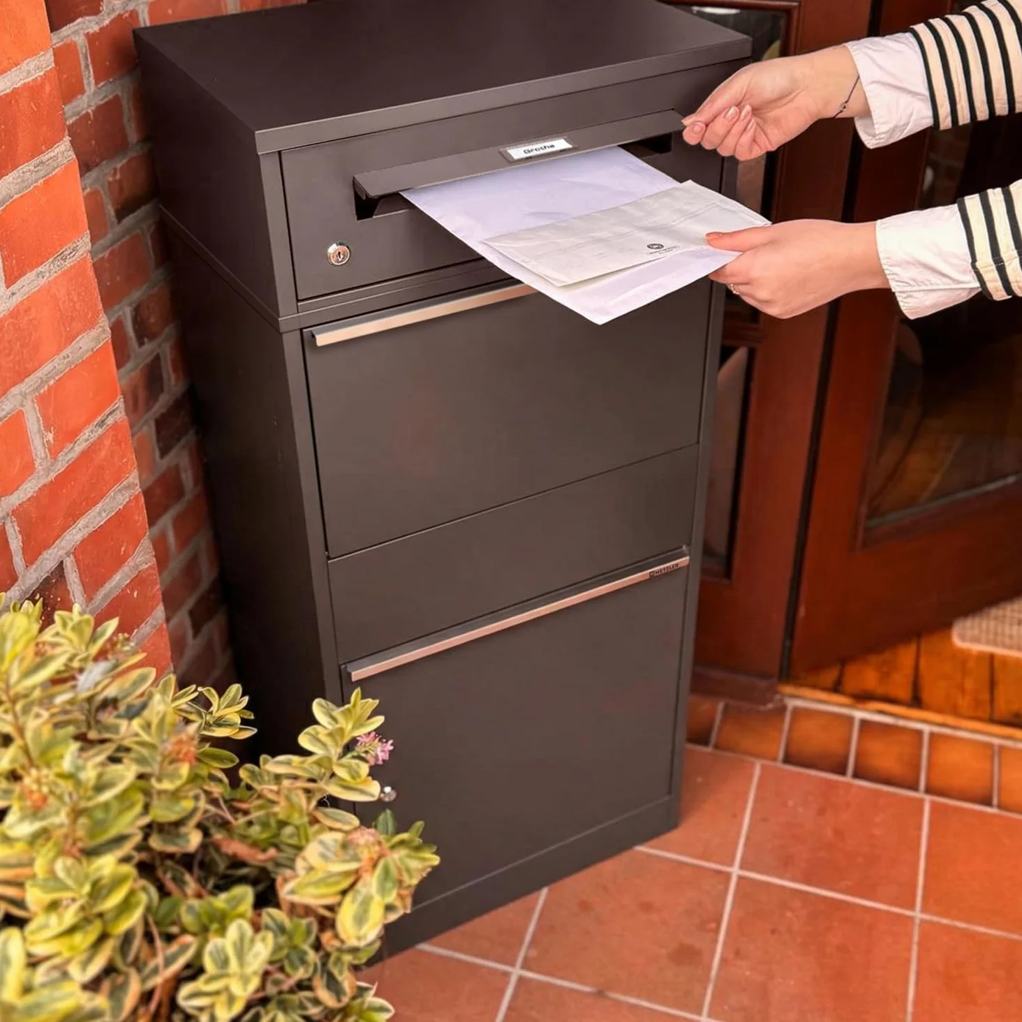 Metzler cassetta postale e box pacchi XXL da esterno acciaio zincato verniciato a polvere grigio micaceo DB 703 con targhetta nome intercambiabile sicura resistente intemperie design moderno