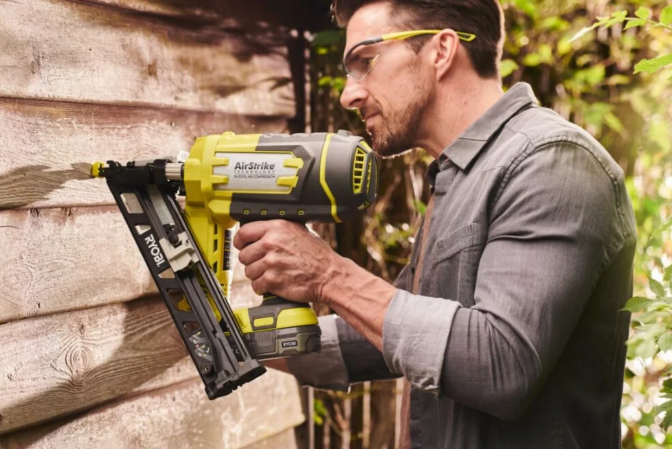 Ryobi R15GN18-0, Groppinatrice Angolata 18V 15GA, Batteria 18V ONE+ Non Inclusa, Compatibile con Groppini Angolati 15GA da 24 a 64mm, con Pulsante LED di Attivazione Incluso