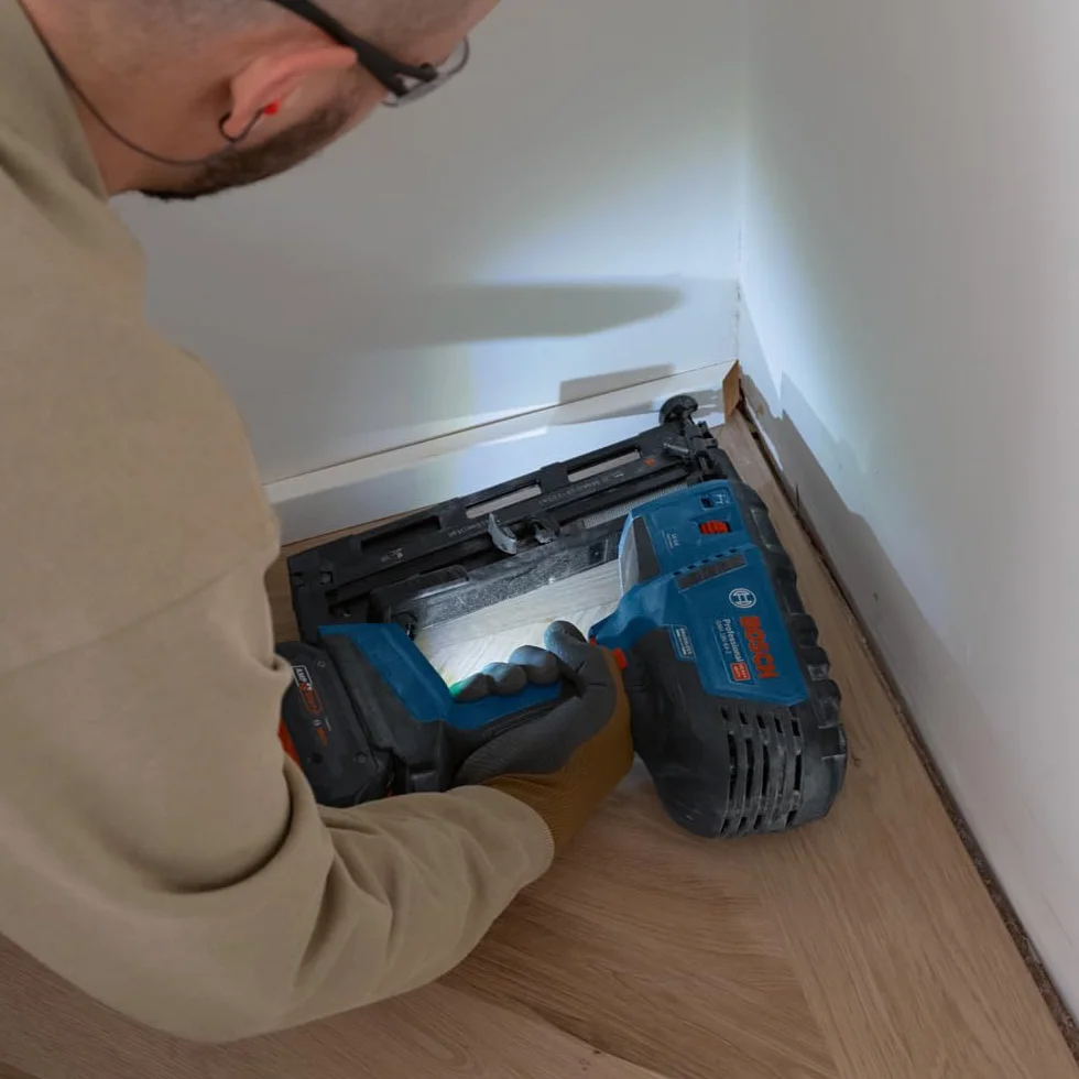 Bosch Professional 18V System Chiod. legno a batteria GNH 18V-64-2 (mod. azion. singola, idonea per chiodi: 32–64 mm,16 GA (1,6mm) e ang. caricatore da 20°, L-BOXX, senza batt./caricabatt.)