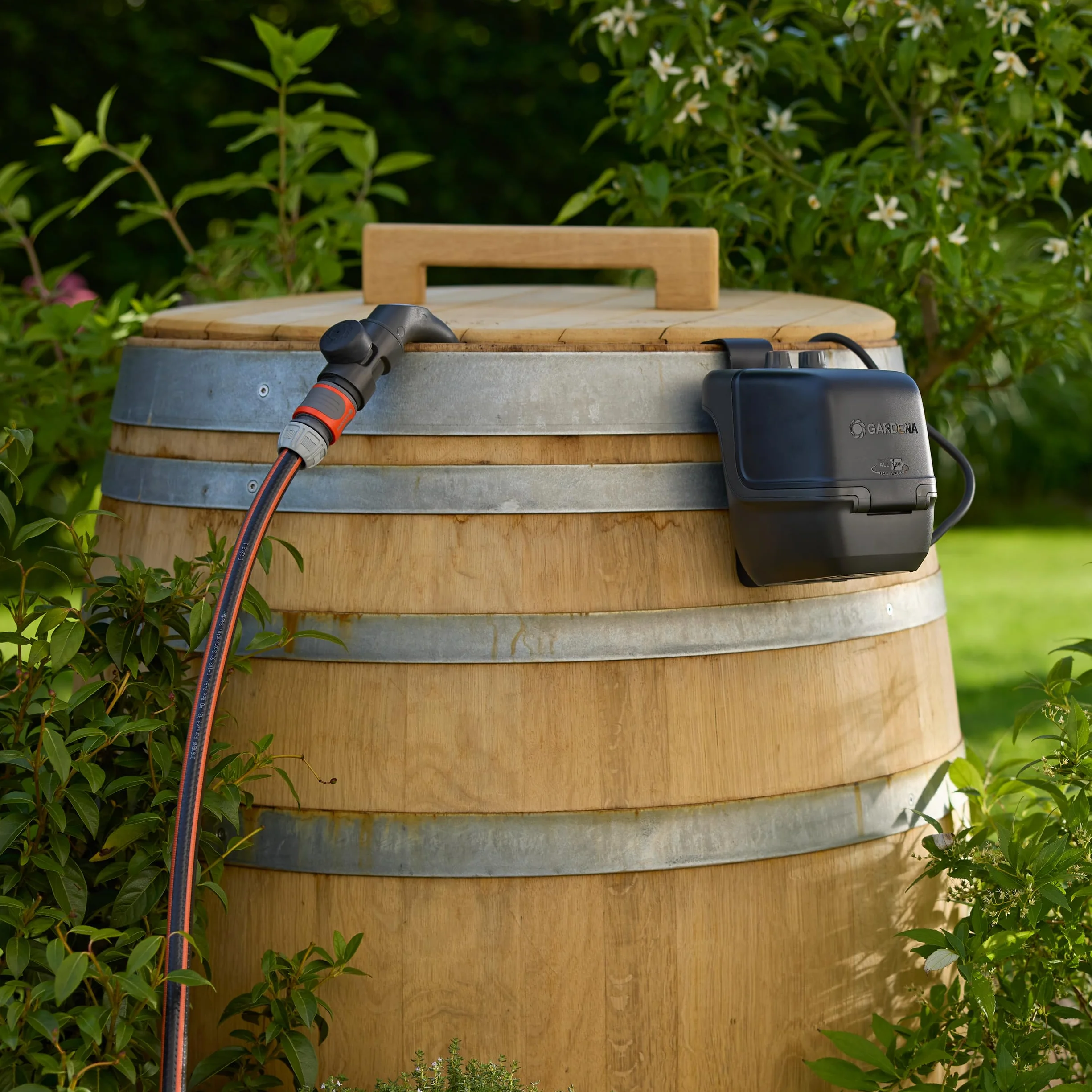Gardena Pompa Per Cisterna A Batteria 2600 Comfort 18V P4A Solo: Programmazione dell'irrigazione, Funzione timer, Si adatta al serbatoio dell'acqua, Pressione costante, Senza fili (14604-55)