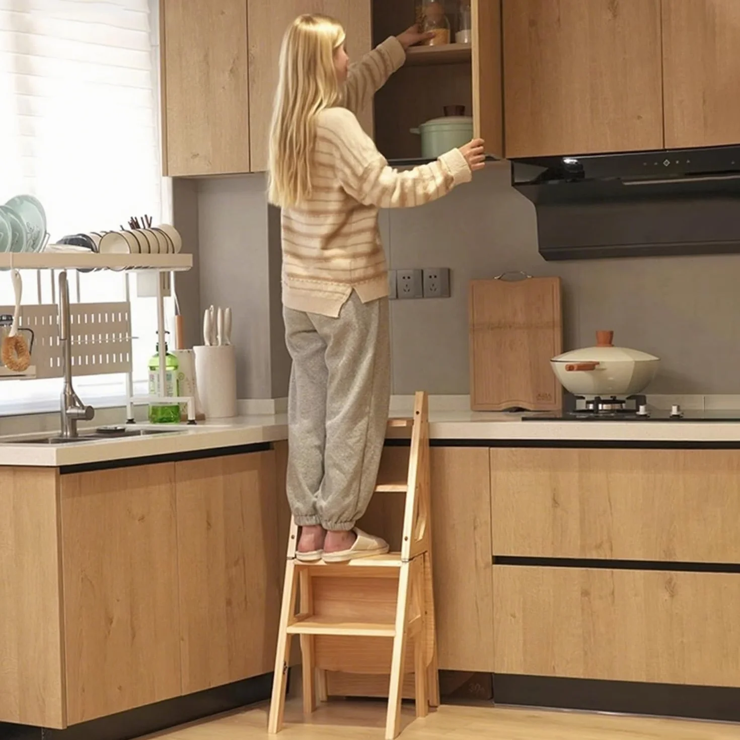 Sgabello a Scala Pieghevole 3-in-1 in Legno Massello, Sgabello Convertibile e Supporto Espositivo, Scala Multi-funzionale a 4 Ripiani, per Casa, Cucina, Biblioteca, Capacità 150kg (Marrone)