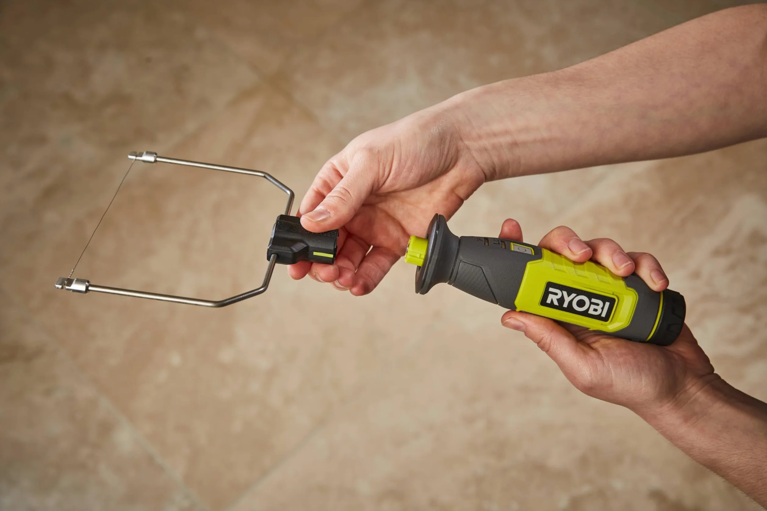 RYOBI - Taglierina a filo caldo 4V USB al litio - 450°C - Viene fornita con 5 accessori - Cavo USB-C & 1 batteria 4V 2,0Ah USB al litio - RHC4-120G