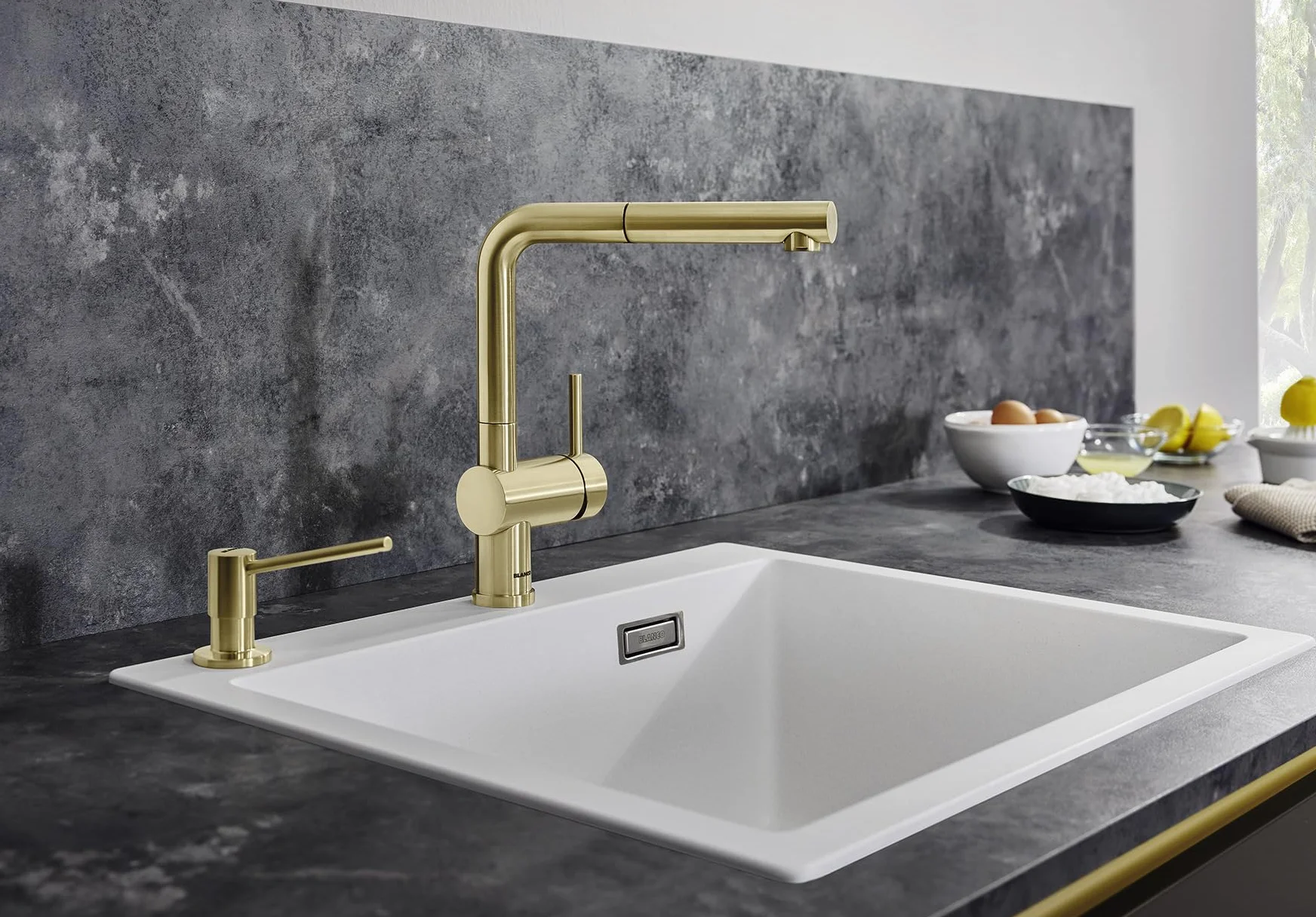 BLANCO LINUS-S | Rubinetto da cucina in acciaio satinato scuro | alta pressione | con tubo estraibile | prevenzione del riflusso | cartuccia in ceramica | qualità sicura dell'acqua e risparmio idrico