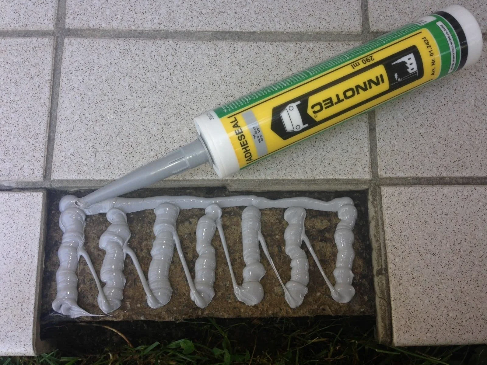 2 pezzi Innotec Adheseal Bianco colla e sigillante a base di polimeri MS – Aderente anche a materiali delicati – Verniciabile bagnato – 290 ml Adheseal sigillante elastico permanente