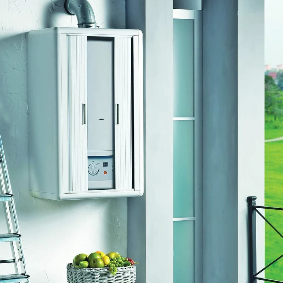 Virsus Mobile Copricaldaia di colore Bianco, Misura 58,5x38,5x98 cm, Apertura a Serranda Orizzontale, Materiale Alveolato Isolante e Ignifugo, Protezione per Caldaia da Esterno ed Interno -HIM902