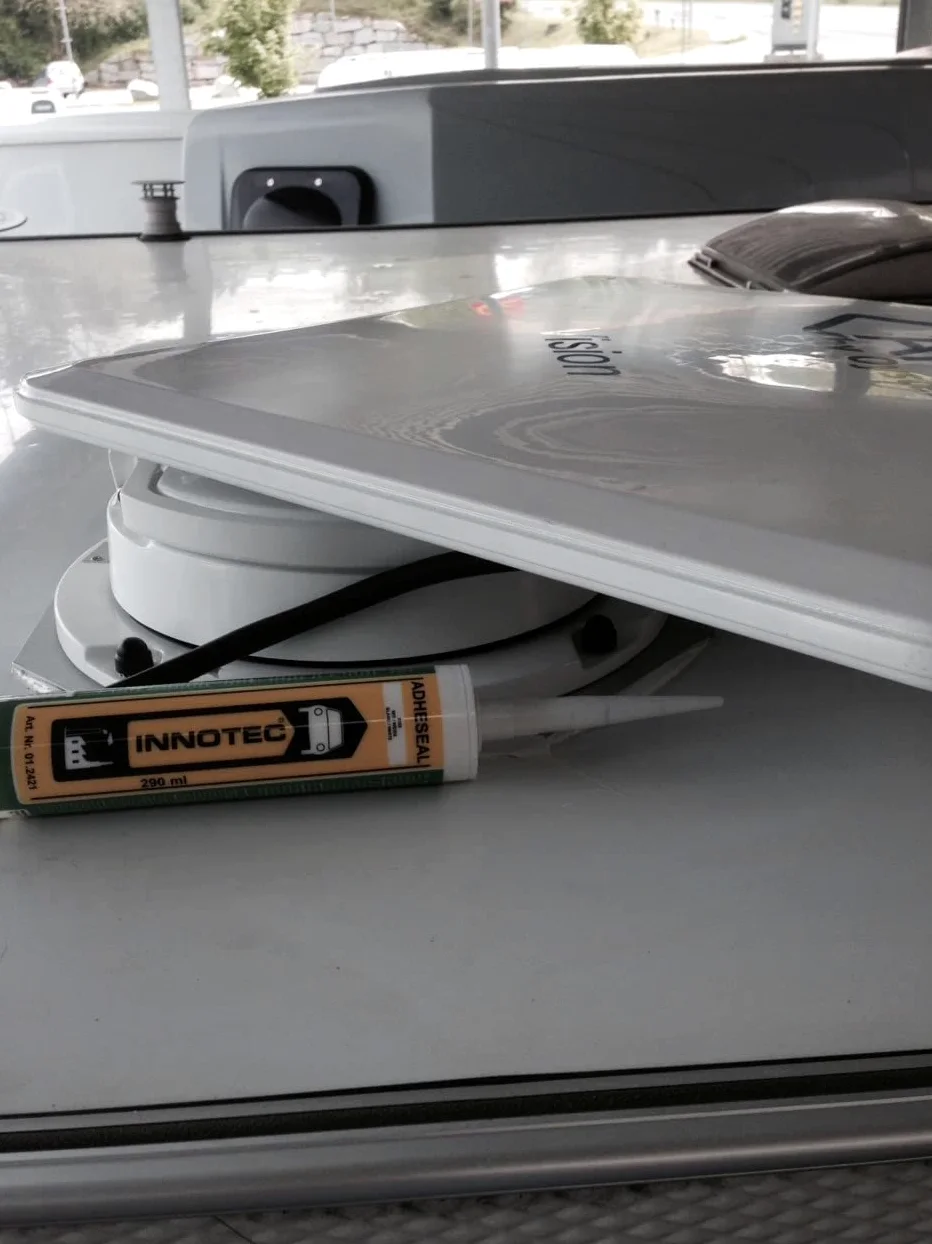 2 pezzi Innotec Adheseal Bianco colla e sigillante a base di polimeri MS – Aderente anche a materiali delicati – Verniciabile bagnato – 290 ml Adheseal sigillante elastico permanente