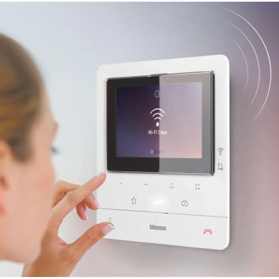 Bticino 344682 VIDEOCITOFONO WIFI MONITOR INTERNO SMART, 2 Fili, Display Aggiuntivo 5"" a Colori, Touch Screen, con Vivavoce,Interfono, Spina Plug-In, Risposta Chiamate e Apriporta da App, Bianco