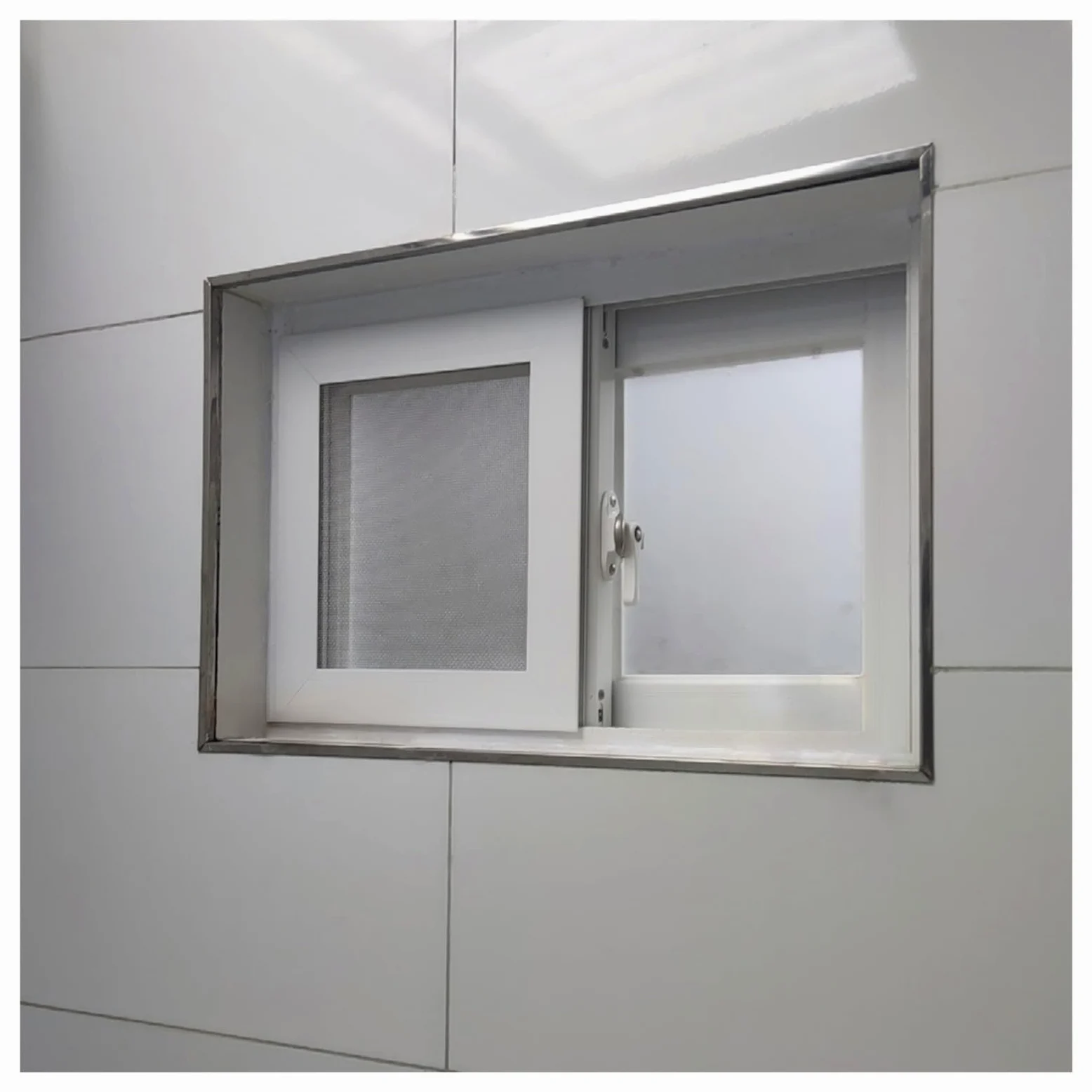 Finestre finestra scorrevoli Finestra bianca da fienile per il bagno di casa con serratura, vetro e schermo, sostituzione delle finestre interne esterne della casa, finestre seminterrato scorrevoli or