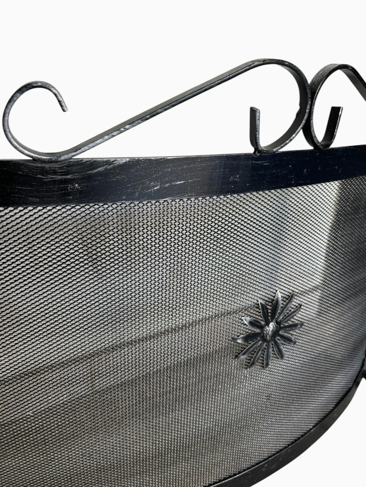 Parascintille per Camino Curvo in Ferro, 60x46 cm,Parafuoco con Pomelli in Ottone Made in Italy