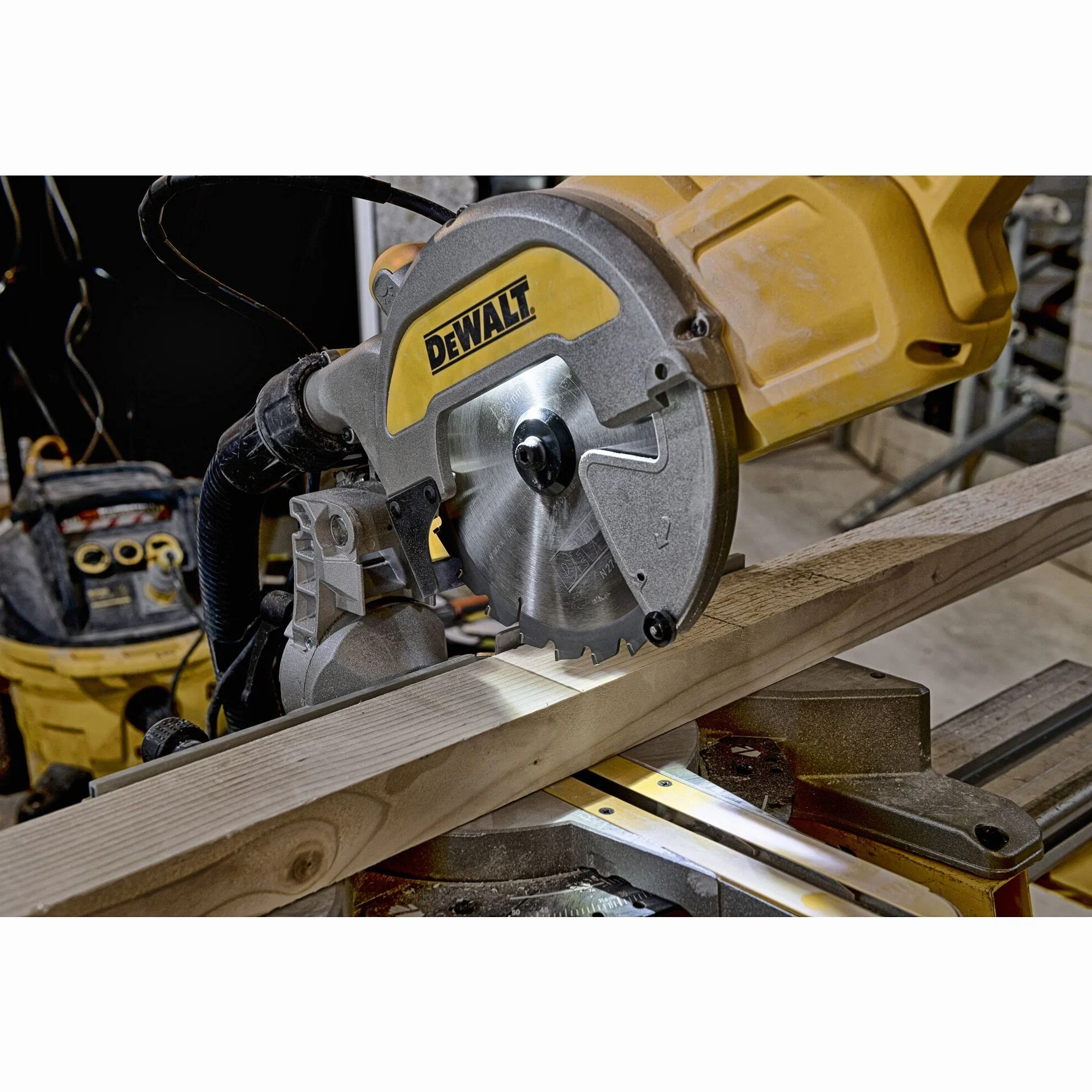 DEWALT Troncatrice radiale 216mm 1800W + Sistema tracciatura XPS, DWS777-QS