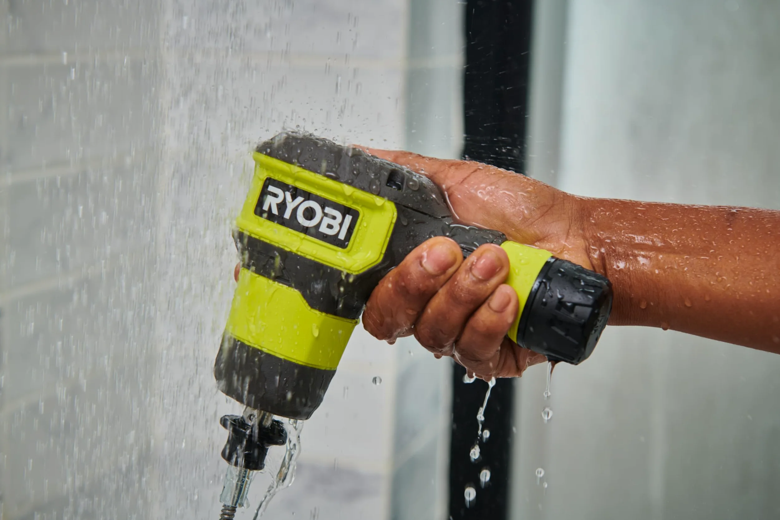 RYOBI Sbocco wireless 4 V USB al litio RDA4-0 - Cavo 0,9 m, testa 10 mm, 200 giri/min, IPX7 impermeabile, diametro tubi 32-50 mm, compatto e leggero, per lavelli, vasche e docce (senza batteria)
