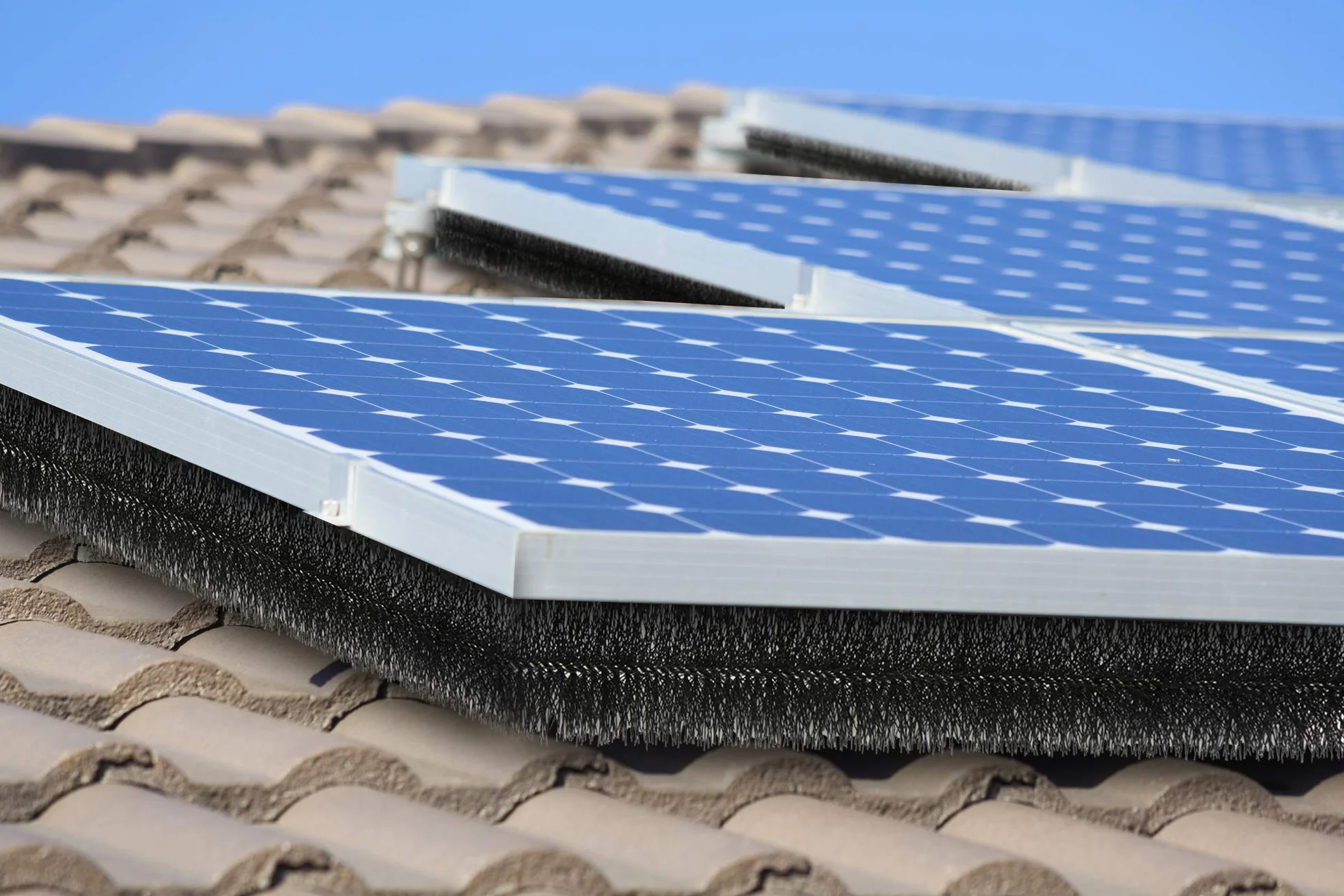 Spazzole per Grondaia Ø12 cm, 24m (20x120 cm) | Filo Inossidabile con Ganci | Protezione da Foglie | Resistente e Facile da Installare