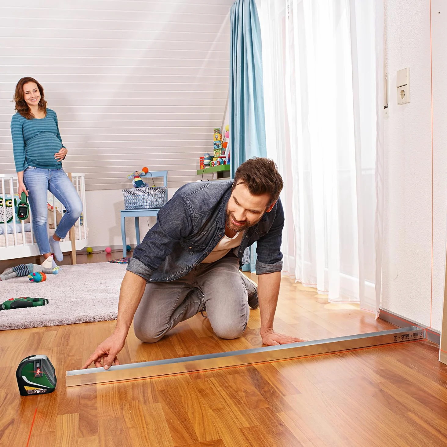 Bosch livella laser multifunzione UniversalLevel 3 (3 linee laser incl. linea verticale a 90° per ulteriore croce sul soffitto e punto a piombo inferiore per allineamenti precisi, in cartone)