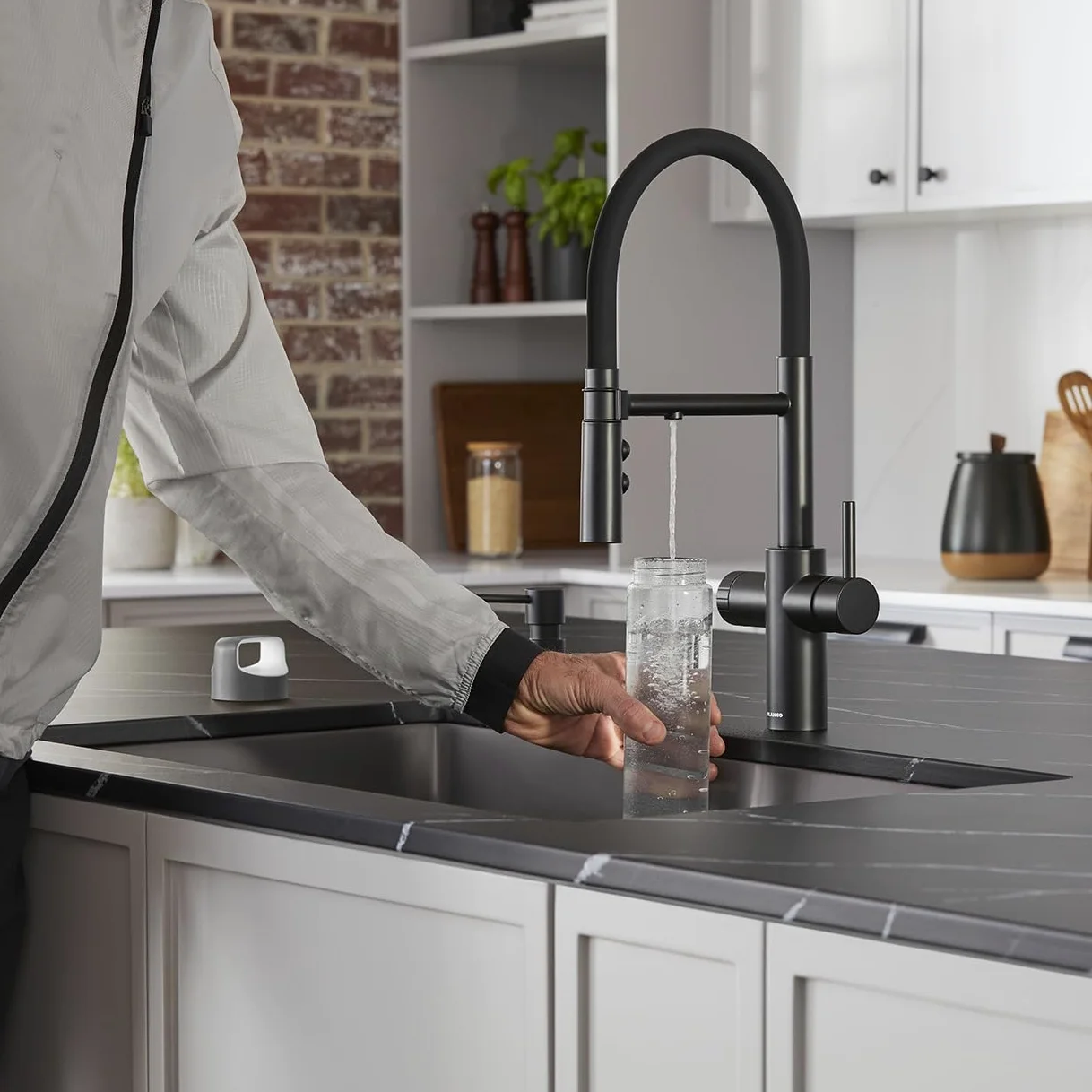 BLANCO CATRIS-S Flexo Filter | Rubinetto da cucina in nero opaco | alta pressione | acqua filtrata con il filtro BWT | cambio di getto chiaro in getto doccia | Qualità sicura dell'acqua e risparmio