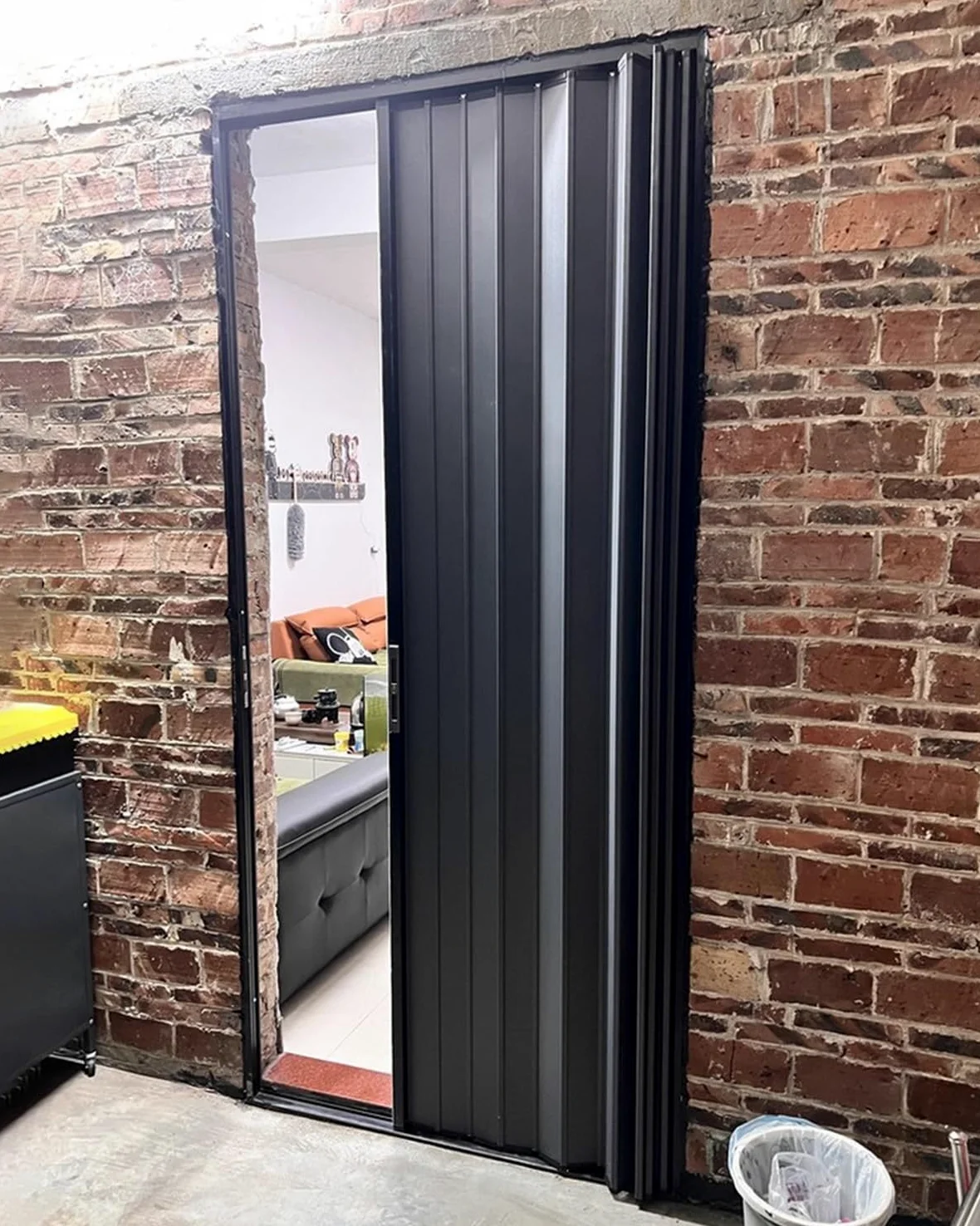 Cancello scorrevole a fisarmonica per patio esterno e porta d'ingresso, schermo retrattile con serratura e kit hardware chiave